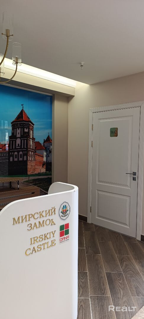 Дом по адресу ул. Михаила Савицкого, 24 ,общей площадью 27.9 кв м 2 импортных лифта 1 грузовой. Санузел уже выложен , свободная планировка 19.9 кв м жилой и 4.1 кв м застеленной лоджии не только делает теплее, но и позволяет зонировать пространство. Хороший вариант для первой недвижимости что бы зацепится за Минск, вы можете не только использовать как квартиру но и зарегистрировать бизнес. Для жизни и бизнеса, видовой объект 2026 г.п. - Ansicht 6