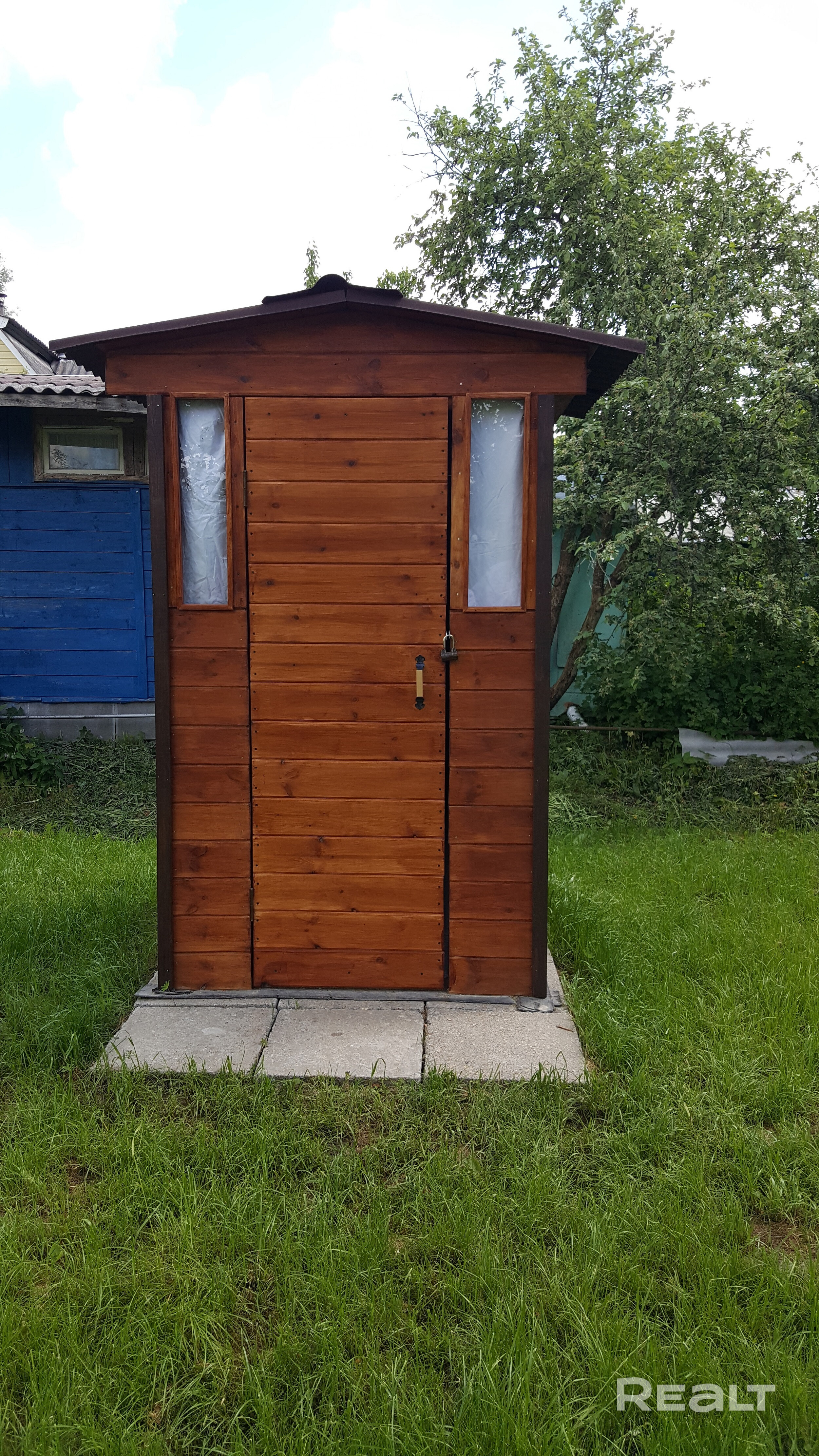 Продается дача 20 км от МКАД Молодечненское направление 3 км от Заславля в с/т Инженер. Дорога асфальтированная круглогодичная. Участок 4,32 сотки. Дом сборнощитовой заводского изготовления на фундаменте из бетонных блоков площадью 30,2 кв.м,отопление печное.Капитальный ремонт в 2022 году:обшит иммитация бруса, металлическая дверь,окна стеклопакеты,отделка стен и потолков, новые пол,межкомнатные двери,электропроводка. Вода сезонная,туалет БИО. Участок обработан. Лес,водоемы для купания. - Vista 4