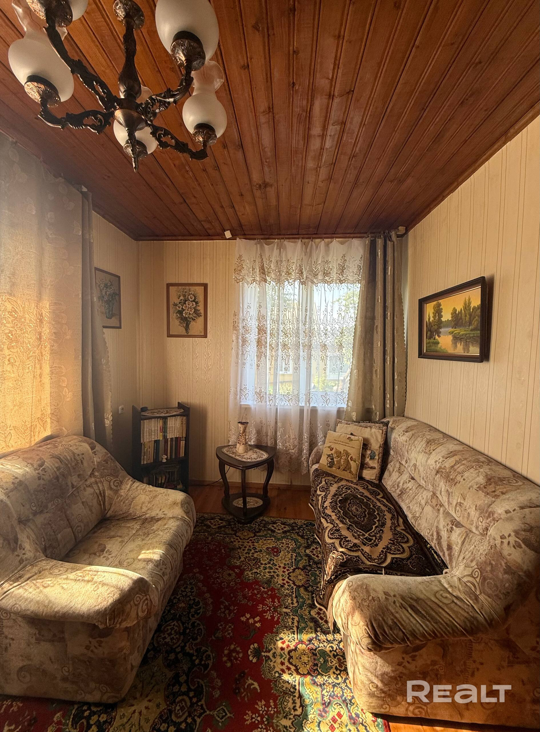 Продается уютный садовый домик в Молодечненском направлении ,приблизительно в 28 км от МКАД. От г. Заславль на машине минут 10-15. СТ находится возле железнодорожной станции Радошковичи. Добираться очень удобно,электропоезд/маршрутка . Звоните ,по фотографиям видно реальное состояние ,есть все документы. Участок 4,5 соток . Агентства,спасибо,но помощь не нужна. Есть печка , центральное водоснабжение,краник с водичкой на улице,туалет на улице. Торг возможен . - Meer