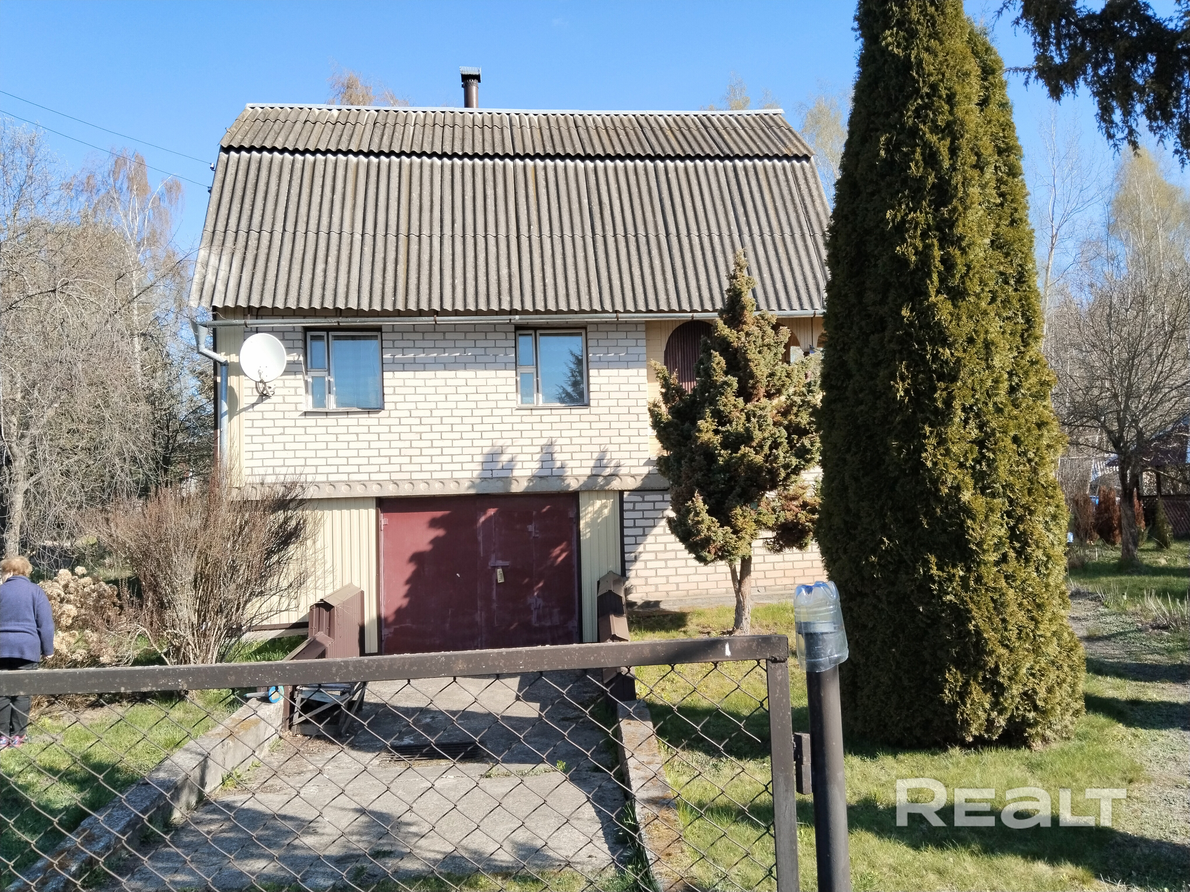 Продается дача в с.т. «Стрелок». Расстояние от Минска - 45 км. Расположена в живописном лесном массиве (грибы, ягоды), в 3 км – благоустроенное озеро. Материал стен - дерево, обложенные кирпичом. В доме печное отопление. Установлен бойлер емкостью 50л. Душ и туалет – обустроены на улице. Ухоженный участок, сад, беседка.Идеальное место для семейного отдыха. Соловьи сводят с ума своим пением. Продажа от собственника. В услугах агентств не нуждаемся, просьба не беспокоить! Реальному покупателю торг - Widok 4