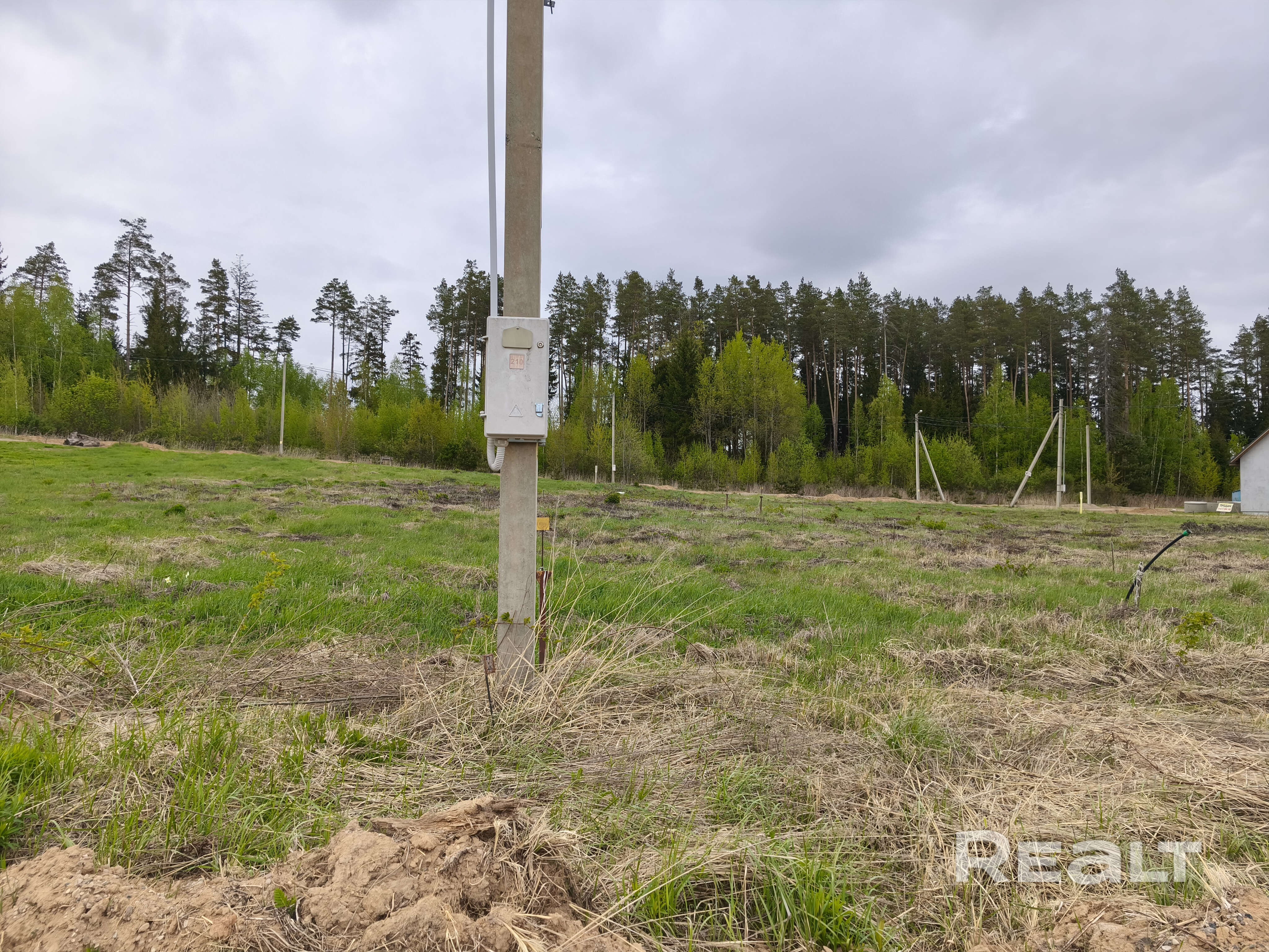 Продаётся два земельных участка площадью 10 соток каждый. Участки расположены по соседству (имеют общую границу) в коттеджном посёлке в СТ«Стрелец-2014» (д. Гончаровка-д. Юхновка) участок №209 и №210. Коттеджный посёлок окружен лесом; коммуникации - электричество три фазы 380 подведено к участкам; центральный круглогодичный подземный водопровод; газ на участках; оптоволокно проектируется. Московское направление; 18 км от МКАД Участки находятся в частной собственности (приватизированы); шлагбаум - Meer