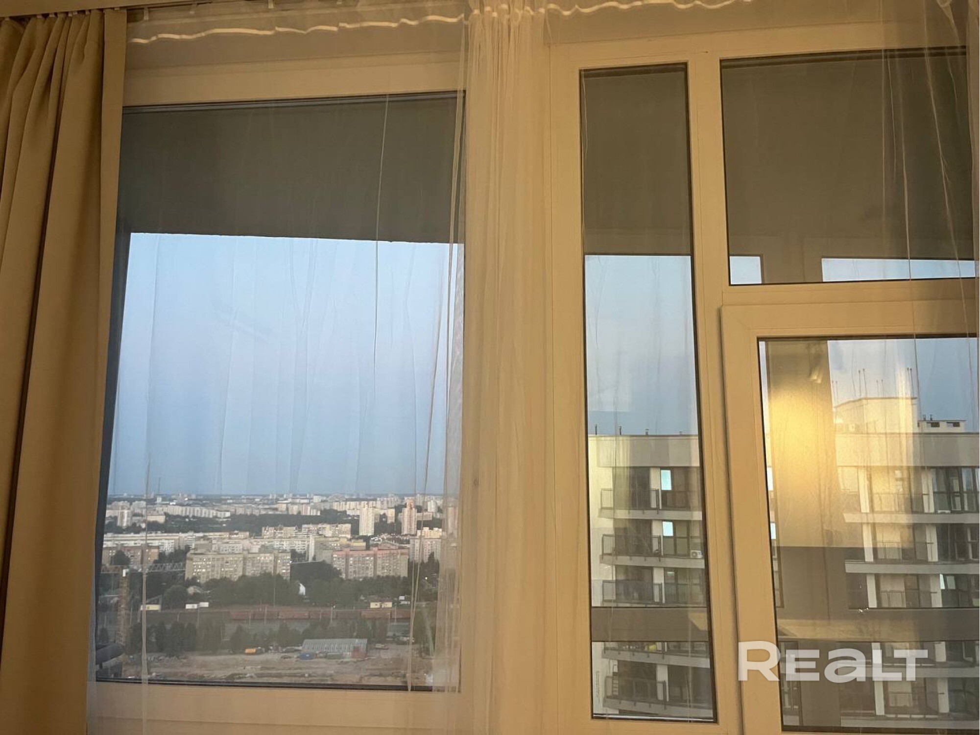 Новая студия 32 м² в Минск-Мир на последнем, 25-м этаже Высота потолков — 3 метра, что создаёт ощущение простора и наполненности светом. Из панорамных окон открывается вид на город. Квартира сдаётся впервые — всё абсолютно новое. Преимущества квартиры: Современный ремонт с продуманной эргономикой. Высокие потолки и большие окна — больше воздуха, света и комфорта. Встроенная мебель: достаточное количество зон хранения без потери пространства. Балкон с тёплым полом, оборудованный под рабочее - Widok 3