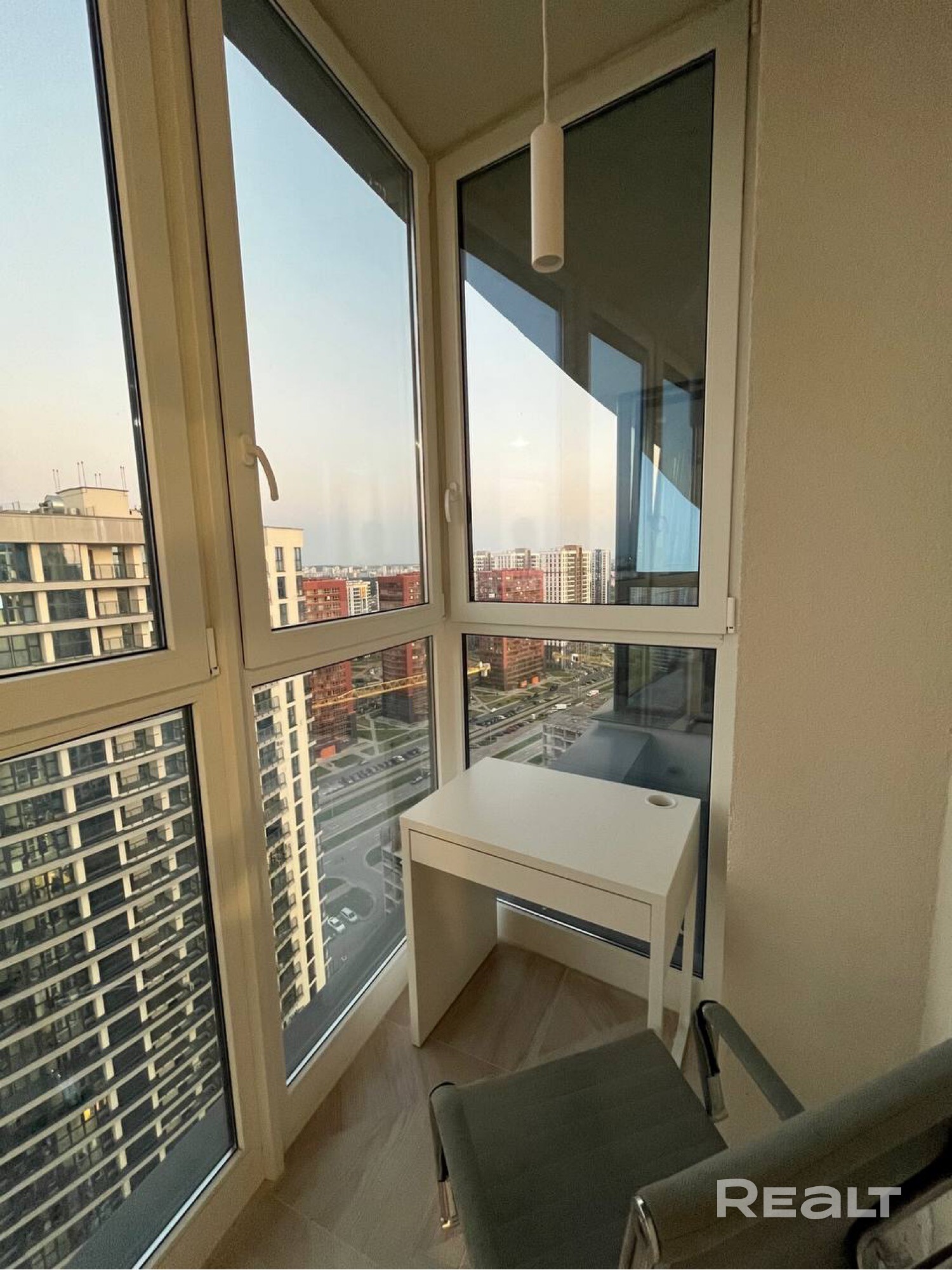 Новая студия 32 м² в Минск-Мир на последнем, 25-м этаже Высота потолков — 3 метра, что создаёт ощущение простора и наполненности светом. Из панорамных окон открывается вид на город. Квартира сдаётся впервые — всё абсолютно новое. Преимущества квартиры: Современный ремонт с продуманной эргономикой. Высокие потолки и большие окна — больше воздуха, света и комфорта. Встроенная мебель: достаточное количество зон хранения без потери пространства. Балкон с тёплым полом, оборудованный под рабочее - Widok 5