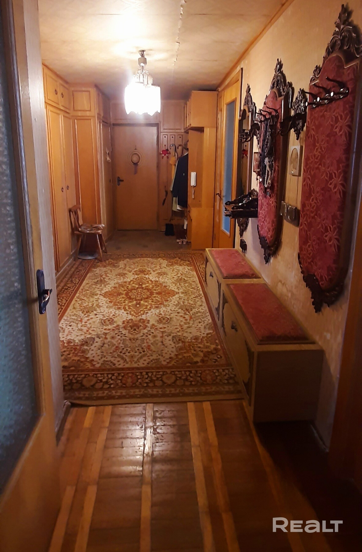 Продается 3-комнатная квартира в доме, расположенном в историческом и торгово-развлекательном центре г. Минска. Квартира с отличной планировкой, с комнатами на 2-е стороны, двумя лоджиями и просторной прихожей. Дом кирпичный, каждый подъезд оборудован двумя лифтами. Выигрышный 8-й этаж из 12-ти открывает прекрасный вид на ул. Немигу и оборудованный двор. Отличное транспортное сообщение, в 3-5 минутах ходьбы находятся несколько станций метро. Агентам не беспокоить. - Aanzicht 3