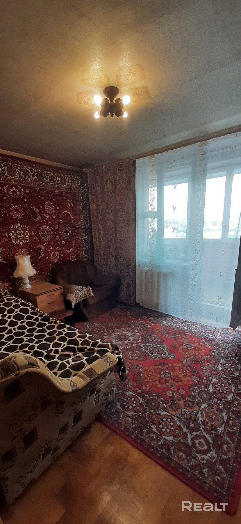 Продается 3-комнатная квартира в доме, расположенном в историческом и торгово-развлекательном центре г. Минска. Квартира с отличной планировкой, с комнатами на 2-е стороны, двумя лоджиями и просторной прихожей. Дом кирпичный, каждый подъезд оборудован двумя лифтами. Выигрышный 8-й этаж из 12-ти открывает прекрасный вид на ул. Немигу и оборудованный двор. Отличное транспортное сообщение, в 3-5 минутах ходьбы находятся несколько станций метро. Агентам не беспокоить. - Meer