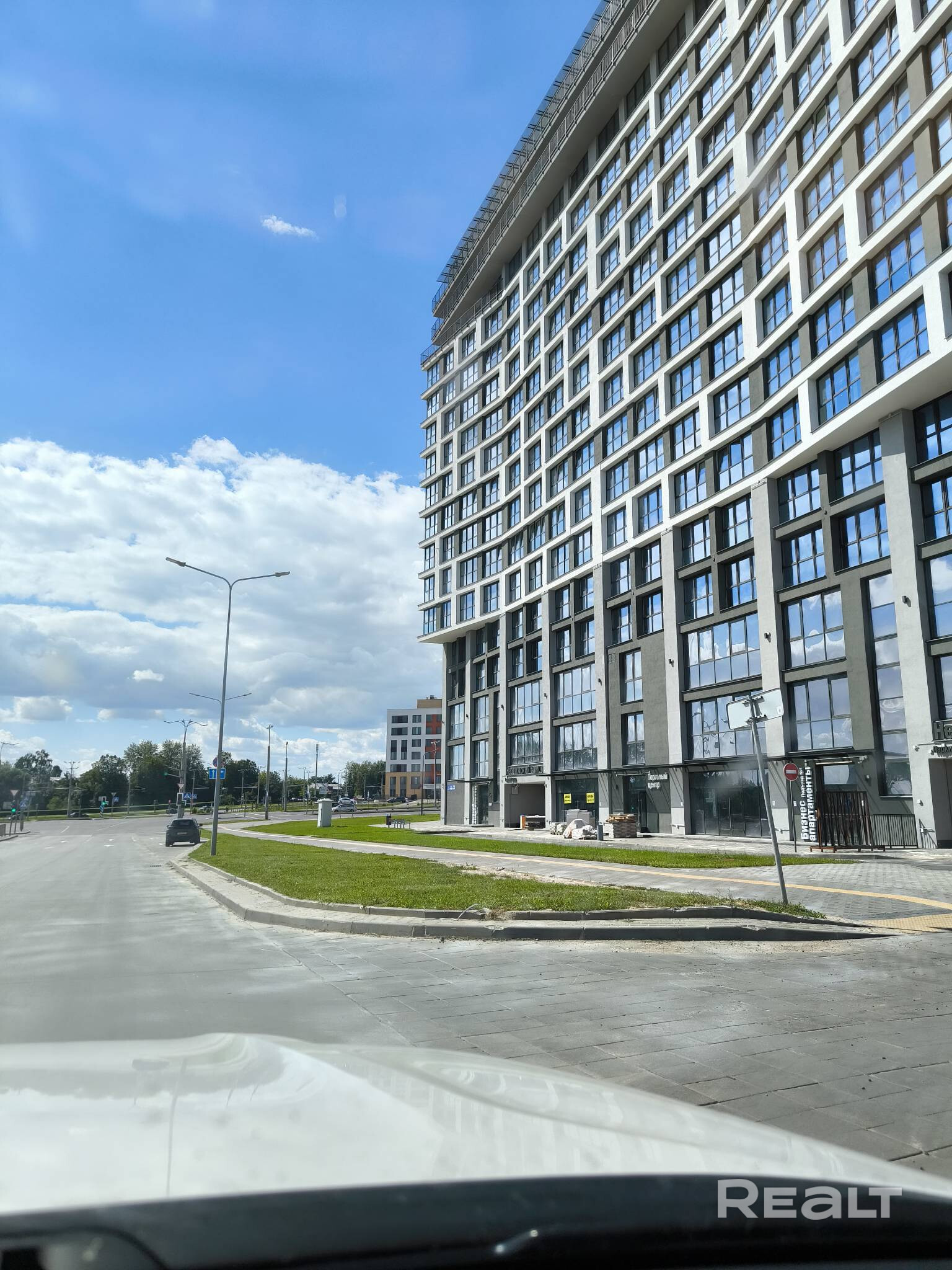 АРЕНДА ПОМЕЩЕНИЯ 55м2 в Многофункциональном здании «Несвижский замок». Свободная планировка , панорамное остекление, 2 этаж , входная дверь напротив лифта. Отлично подойдет для офисного помещения с последующим установления перегородок, площадь и планировка позволяет отдельно разместить комнату отдыха для работников. Так же подойдет для спортивной комнаты(ПИЛАТЕС, ЙОГА,ФИТНЕС), салона услуг, салона красоты. - Widok 3