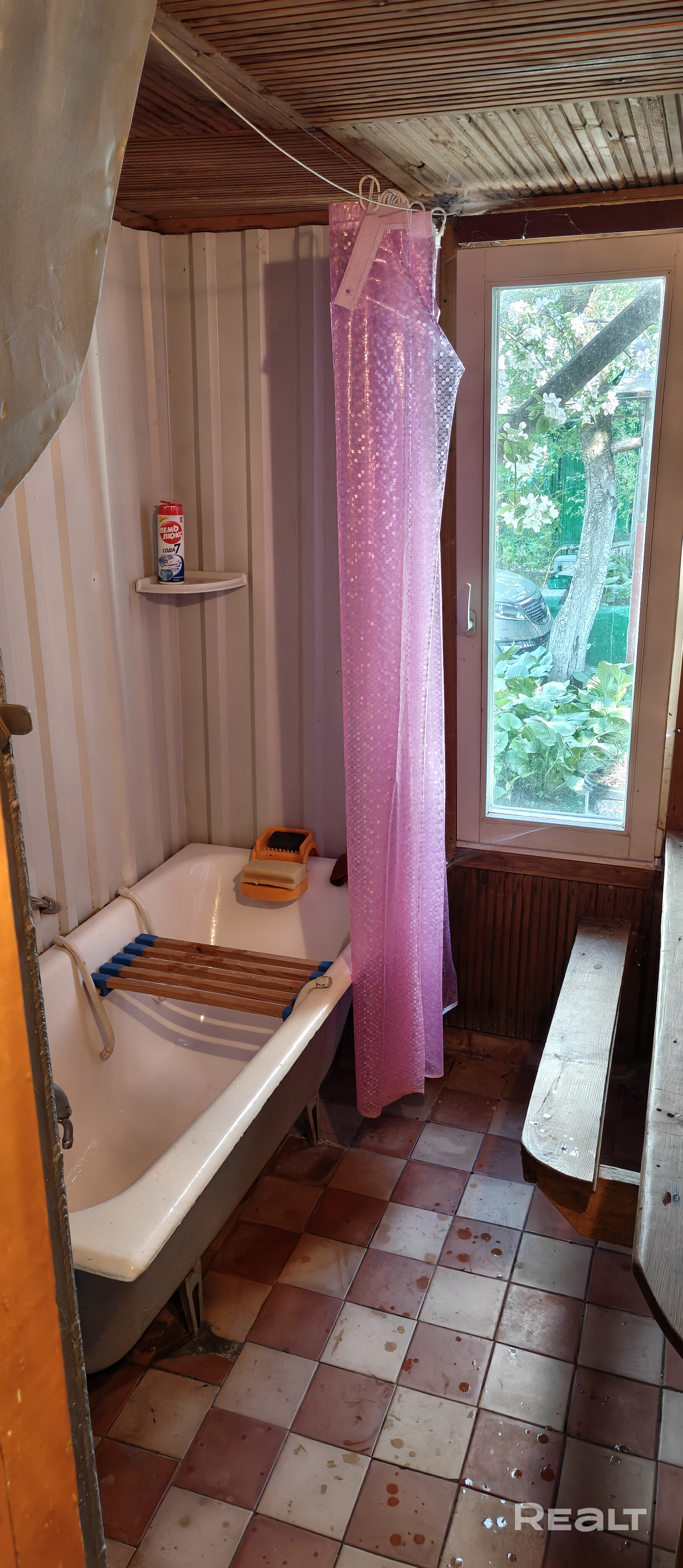 Продается угловая дача с отдельным заездом со стороны леса (один сосед). Участок куплен. Крыша - металочерепица с водостоками, все 10 окон в доме двухкамерные ПВХ + в баньке также. На участке: 1. Банька с прихожей и отдельным туалетом + отдельный вход с улицы 2. Один сарай рядом с гаражом. В гараже есть мастерская, также еще одно складское помещение в конце с небольшим погребом 3. Отдельно есть еще сарай с большим сухим погребом (зимо - Ansicht 6