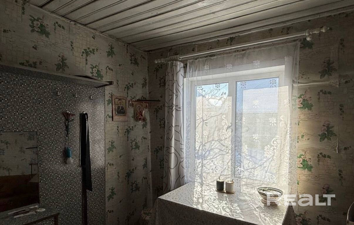 Продаётся дом с круглогодичным проживанием в агрогородке Ижа, Вилейского района (100 км от МКАДа). Готовность дома 100%. Внутри находиться 3 жилые комнаты и кухня площадью 4,2 м2, общая площадь 40,5 м2. Отопление печное, печка новая построена в 2022 году. Вода центральная, горячая вода-бойлер. Газ-использовался газовый баллон. Участок ухожен, в хорошем состоянии, площадью 13 сот. Так же находиться летняя беседка с навесом, два вместительных сарая и пристройка. Речка, церковь, школа, дет.сад – další