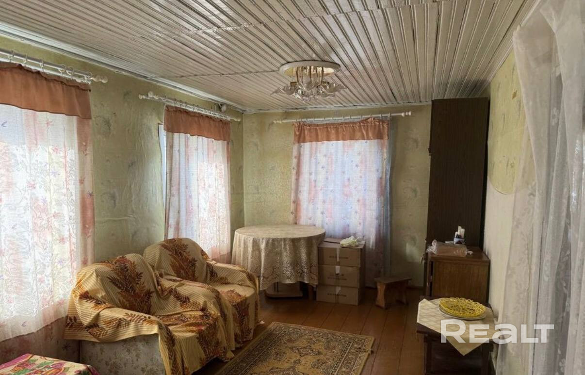Продаётся дом с круглогодичным проживанием в агрогородке Ижа, Вилейского района (100 км от МКАДа). Готовность дома 100%. Внутри находиться 3 жилые комнаты и кухня площадью 4,2 м2, общая площадь 40,5 м2. Отопление печное, печка новая построена в 2022 году. Вода центральная, горячая вода-бойлер. Газ-использовался газовый баллон. Участок ухожен, в хорошем состоянии, площадью 13 сот. Так же находиться летняя беседка с навесом, два вместительных сарая и пристройка. Речка, церковь, школа, дет.сад – pohled 5