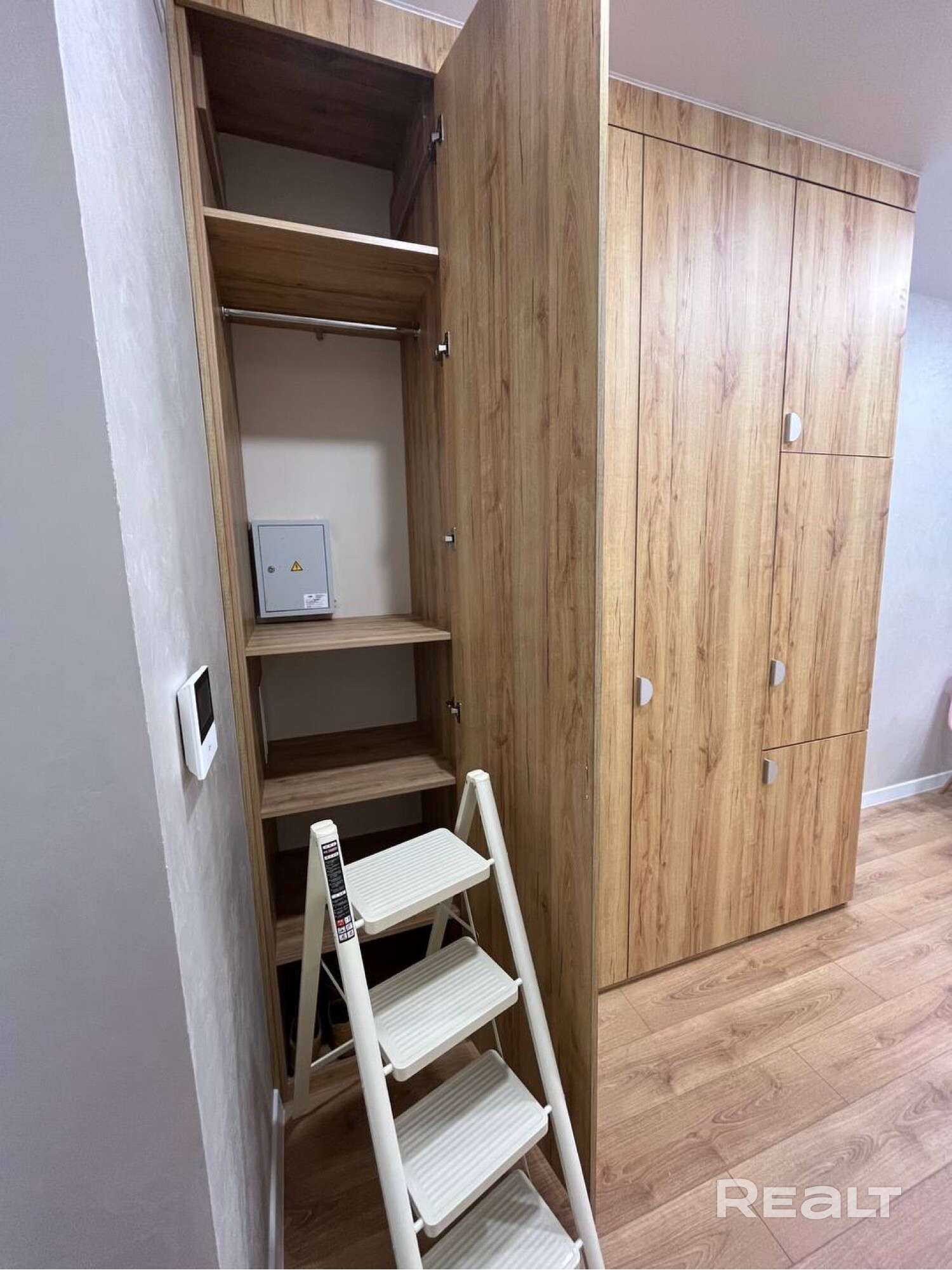 Новая студия 32 м² в Минск-Мир на последнем, 25-м этаже Высота потолков — 3 метра, что создаёт ощущение простора и наполненности светом. Из панорамных окон открывается вид на город. Квартира сдаётся впервые — всё абсолютно новое. Преимущества квартиры: Современный ремонт с продуманной эргономикой. Высокие потолки и большие окна — больше воздуха, света и комфорта. Встроенная мебель: достаточное количество зон хранения без потери пространства. Балкон с тёплым полом, оборудованный под рабочее - Widok 6