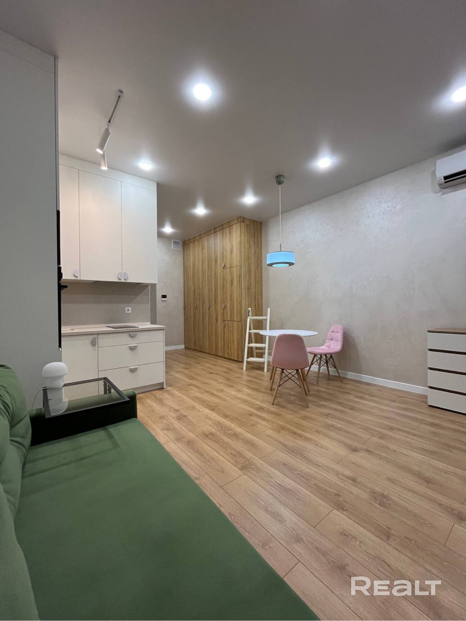 Новая студия 32 м² в Минск-Мир на последнем, 25-м этаже Высота потолков — 3 метра, что создаёт ощущение простора и наполненности светом. Из панорамных окон открывается вид на город. Квартира сдаётся впервые — всё абсолютно новое. Преимущества квартиры: Современный ремонт с продуманной эргономикой. Высокие потолки и большие окна — больше воздуха, света и комфорта. Встроенная мебель: достаточное количество зон хранения без потери пространства. Балкон с тёплым полом, оборудованный под рабочее - Więcej
