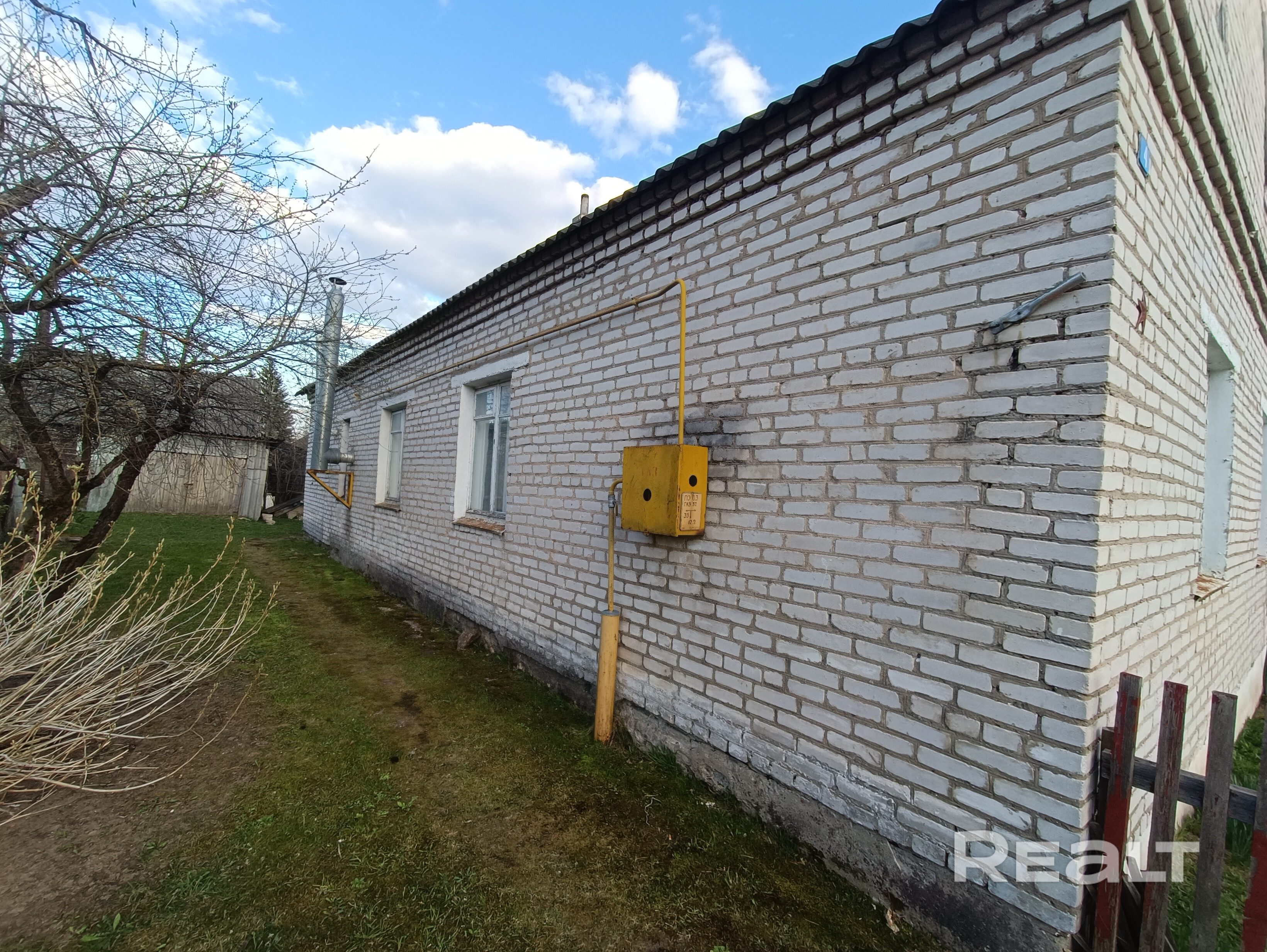 Дом: 84.16 м², кирпич, 5 комнат, веранда, котельная, кладовая. Участок: 8.62 соток. Коммуникации: Газ в доме (отопление газовое), печь-плита. Колодец на участке, центральный водопровод по улице (есть возможность подвести). Постройки: Гараж, баня, погреб, хоз постройка. Преимущества: Тихий район города, 7 минут до Вилейского водохранилища. Подходит для ПМЖ или дачи. Прямая продажа. Звоните с 9:00 до 20:00. – pohled 4