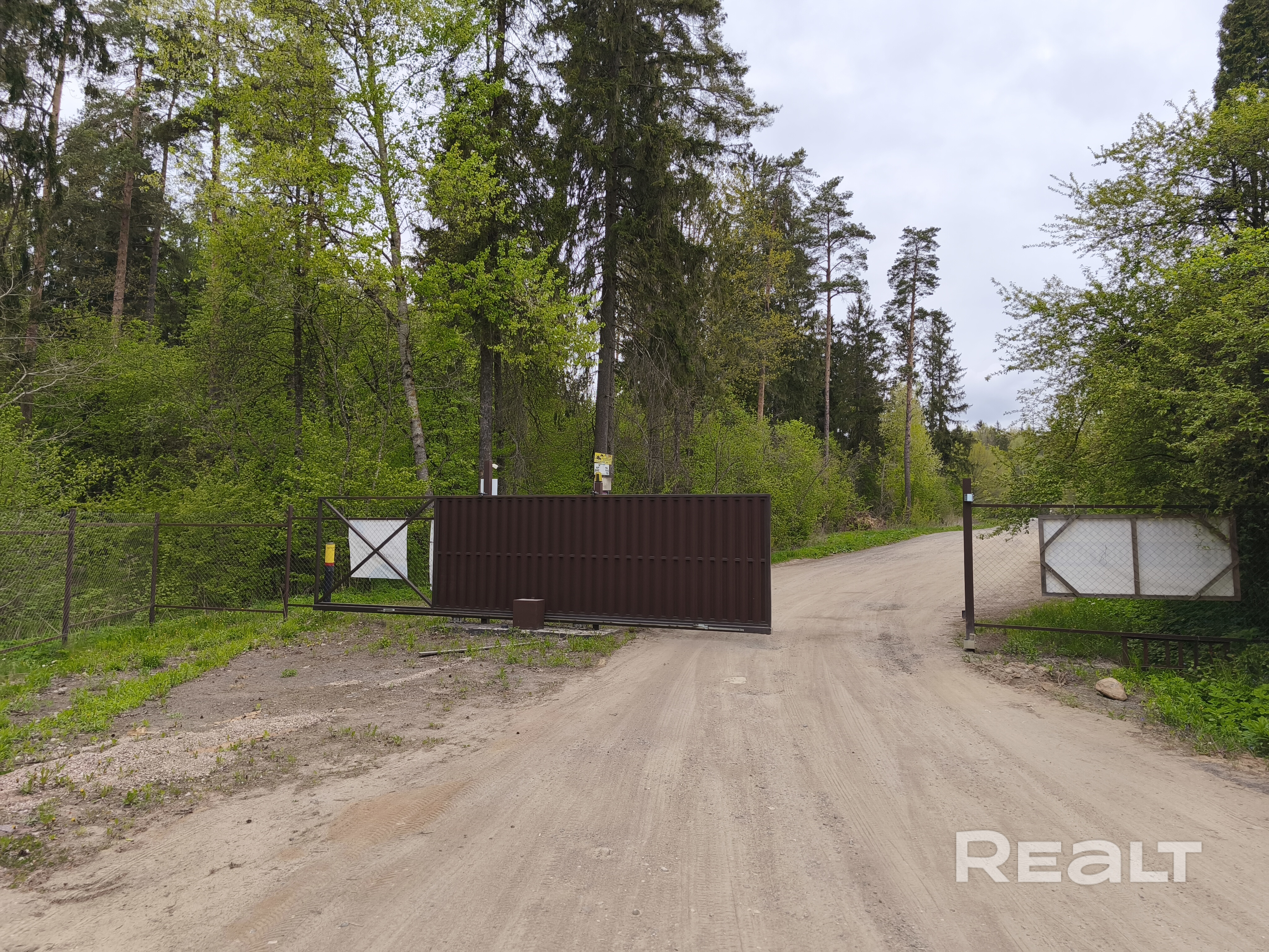 Продаётся два земельных участка площадью 10 соток каждый. Участки расположены по соседству (имеют общую границу) в коттеджном посёлке в СТ«Стрелец-2014» (д. Гончаровка-д. Юхновка) участок №209 и №210. Коттеджный посёлок окружен лесом; коммуникации - электричество три фазы 380 подведено к участкам; центральный круглогодичный подземный водопровод; газ на участках; оптоволокно проектируется. Московское направление; 18 км от МКАД Участки находятся в частной собственности (приватизированы); шлагбаум - Aanzicht 4