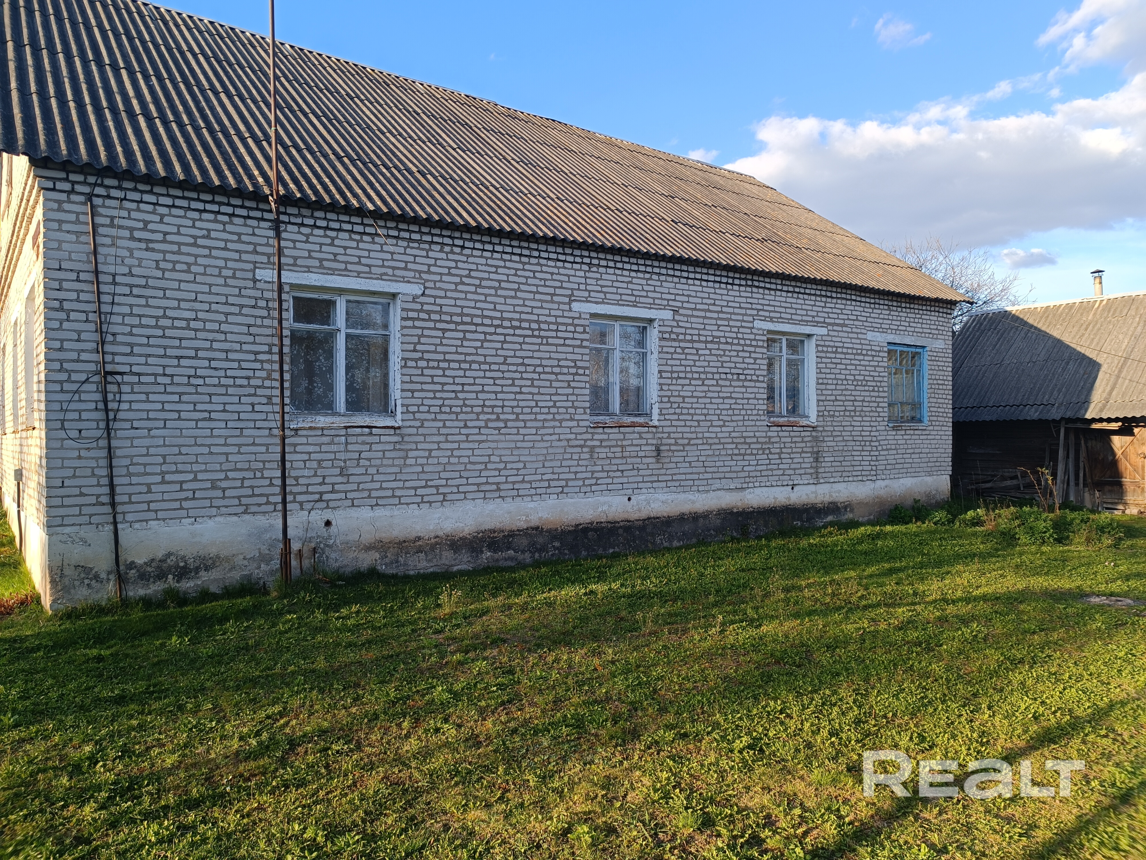 Дом: 84.16 м², кирпич, 5 комнат, веранда, котельная, кладовая. Участок: 8.62 соток. Коммуникации: Газ в доме (отопление газовое), печь-плита. Колодец на участке, центральный водопровод по улице (есть возможность подвести). Постройки: Гараж, баня, погреб, хоз постройка. Преимущества: Тихий район города, 7 минут до Вилейского водохранилища. Подходит для ПМЖ или дачи. Прямая продажа. Звоните с 9:00 до 20:00. – pohled 3
