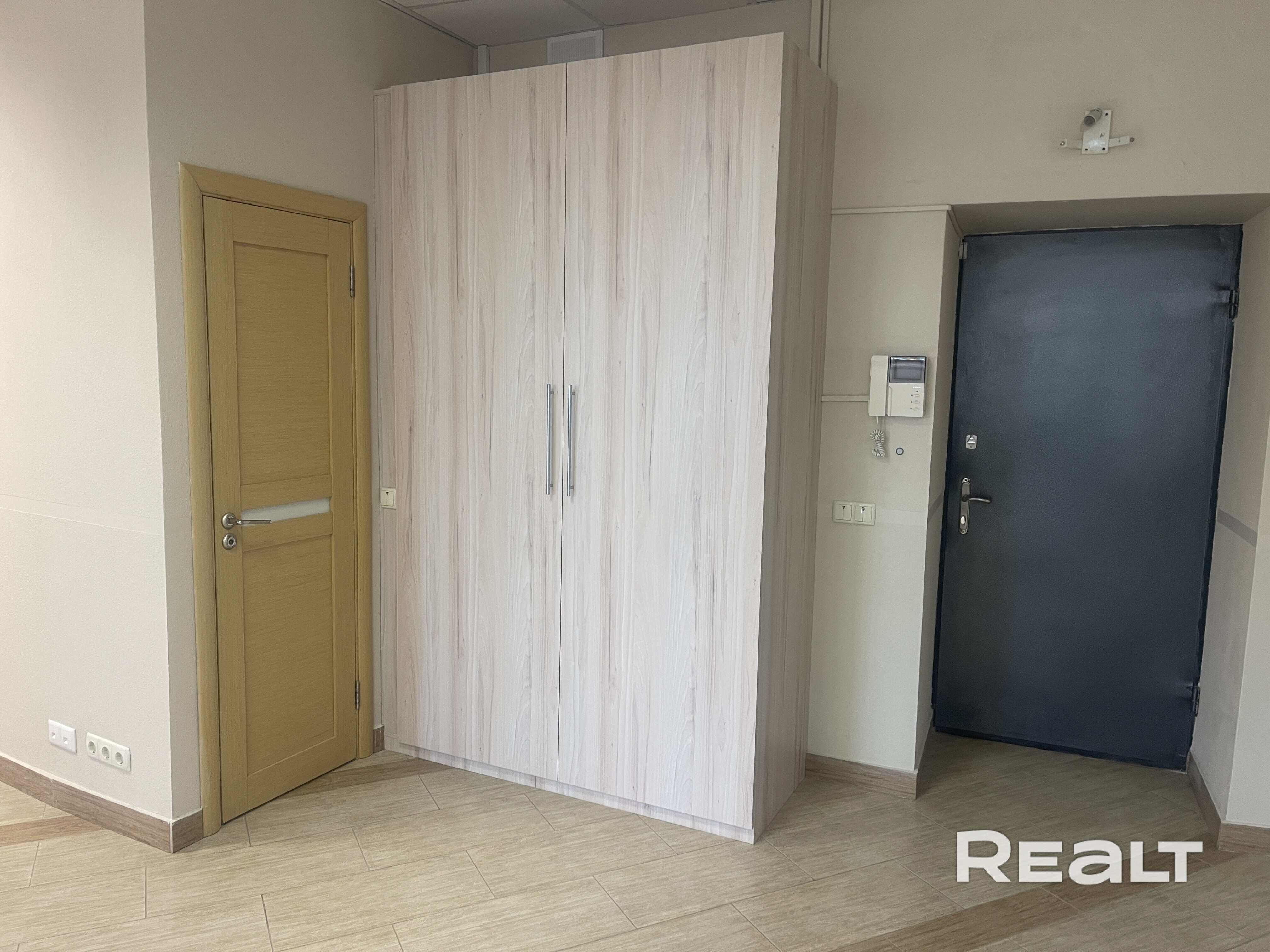 СДАЕМ В АРЕНДУ ОФИС 47,3 м на МЕЛЕЖА, 1, кондиционер, свой с/у. 4й этаж, свежий ремонт, первое заселение  ✅ Автономность — отдельный вход и отсутствие проходных соседей. ✅ Свой с/у — никаких очередей и лишних контактов. ✅ Кондиционер — прохладное лето и теплое межсезонье. ✅ Готовый интерьер — современный ремонт позволяет начать работу хоть завтра. - Aanzicht 5