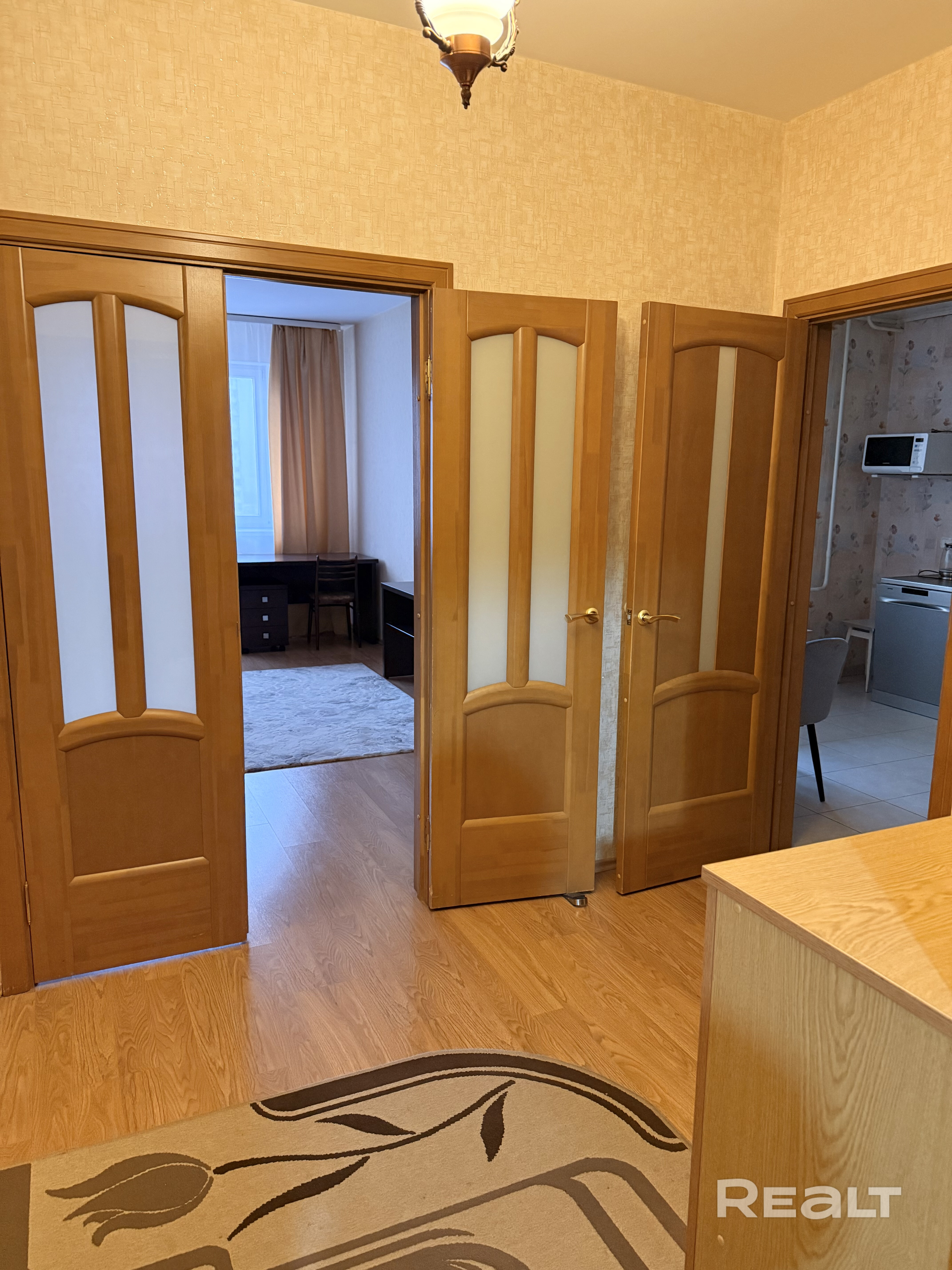 Сдается 1-комнатная квартира в Советском районе, рядом с площадью Бангалор. Площадь квартиры - по СНБ 50 кв. м. Хороший дом со шлагбаумом. Застекленная лоджия. Окна во двор. Есть необходимая бытовая техника и мебель. Большой двуспальный диван. Оптоволокно. Холодильник, стиральная машина, посудомоечная машина, СВЧ. Развитая инфраструктура и транспортное сообщение. -в шаговой доступности ТЦ ЕВРОПА, ТЦ Рига, Комаровский рынок. Без домашних животных. По договору гражданам РБ. Можно писать в Viber. – další