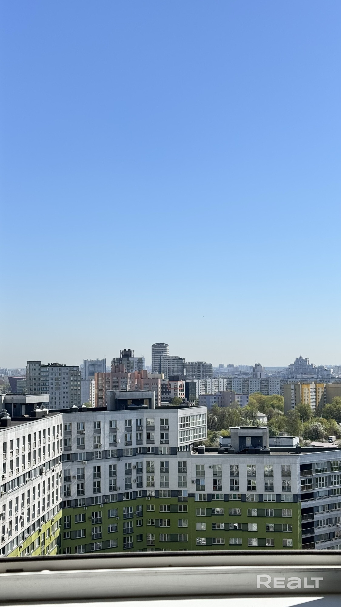 2х комнатная квартира, с видом на центр города. Салют можно наблюдать из окна. Дом находиться в стильном молодом районе, с больщим колличеством кофеен и кафе, детский сад, новый медицинский центр, рядом аптека и новый бассейн. Во дворе детская площадка для разных возрасов.Отличное транспортное сообщение как на общественном транспорте, тик и на авто, до метро 5 минут пешком. Квартира продается со всей мебелью и техникой. В помощи с продажей не нуждаюсь. По всем вопросам звоните - Ansicht 5