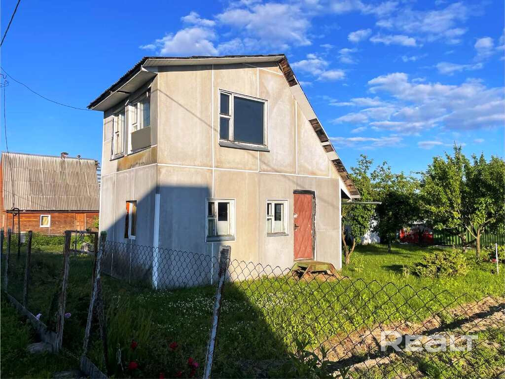 Участок 0,0571 га ровный, на котором находятся дом, туалет, хозпостройка, теплица. Есть сад, где растет грецкий орех. Дом бревенчатый, обшит панелями. Первый этаж жилой, отапливается печью. Второй этаж без отделки. Вода сезонная. Также в товариществе имеется колодец. Стационарный магазин работает в летнее время. - Widok 3