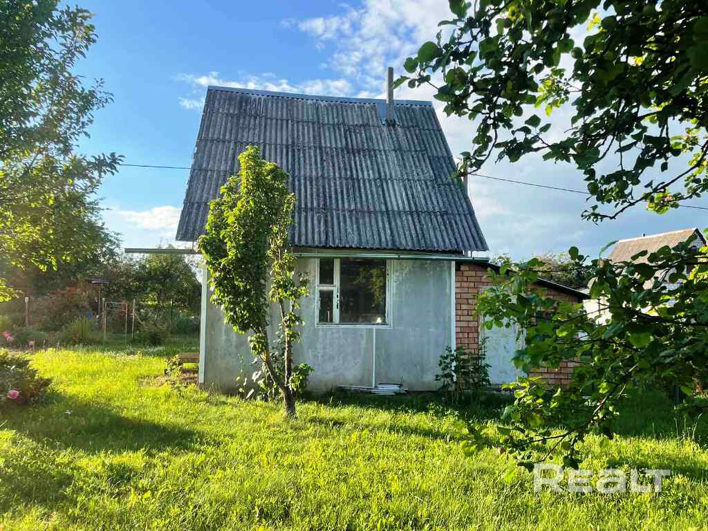 Участок 0,0571 га ровный, на котором находятся дом, туалет, хозпостройка, теплица. Есть сад, где растет грецкий орех. Дом бревенчатый, обшит панелями. Первый этаж жилой, отапливается печью. Второй этаж без отделки. Вода сезонная. Также в товариществе имеется колодец. Стационарный магазин работает в летнее время. - Widok 4