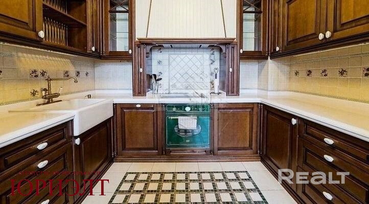 Четырехкомнатная квартира по адресу: ул. Пионерская, дом 7. Общая площадь квартиры - 133.1 кв.м. Дом повышенной комфортности! Квартира полностью укомплектована всей необходимой мебелью и техникой. - Widok 6