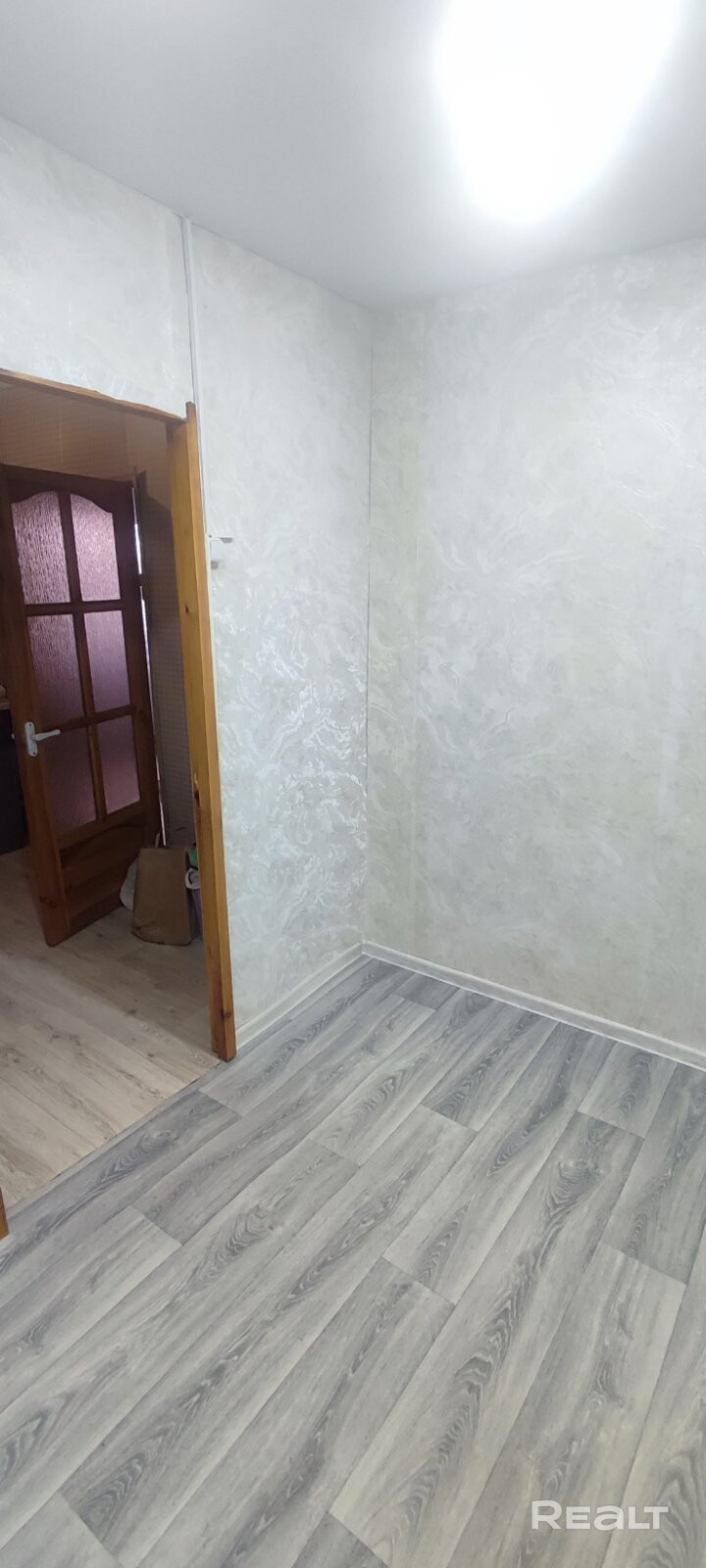 Продаётся квартира в пяти квартирном доме. В доме газ,вода,свет,канализация септик. Рядом магазины, банк, школа,сад,фок, больница. Есть участок. - Widok 4