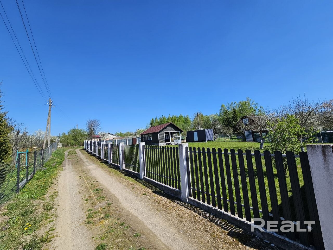 Дом: 6х6 + терраса 6х3. Простой, но свежий ремонт, стеклопакеты, новая крыша. - Радиаторы +терморегуляторы, горячая вода, санузел, подготовлено место под стиралку. - Участок: угловой, 9 соток, ровный газон, нет мусора и стройматериалов. Чистота идеальная. - Коммуникации: своя скважина, канализация, новая электрика, усилитель связи 3g. - Бонусом: морской контейнер для хранения вещей и стильный забор. - Widok 6