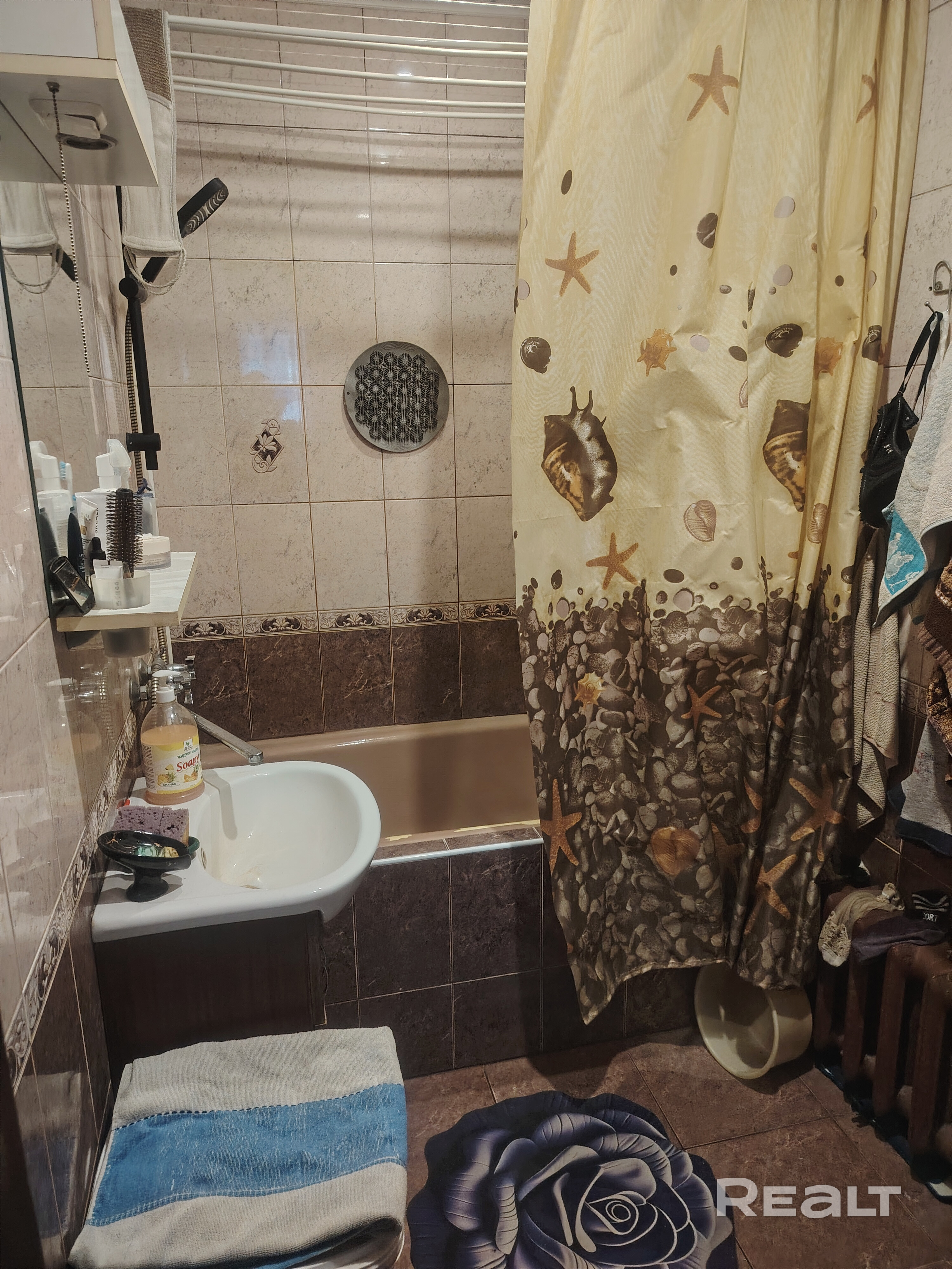 Продам отличный дом. В подарок машина. Находится 30км.от МКАД. Чистая продажа, очень хорошие соседи, тихое место. В шаговой доступности река, лес. В А. Г есть школа, детский сад, магазины, а также Озон и WВ. Ходят маршрутки остановка в шаговой Доступности. Есть ещё электричка 2км.Ухоженный участок. На участке есть ещё бассейн с водопадом и фонтан, гараж возле дома и многое другое. Есть вопросы звоните. - Ansicht 4