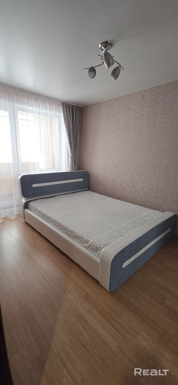 Сдам 2-комнатную квартиру в Серебрянке, Минск, ул. Плеханова 52/1, на длительный срок. Характеристики: 54 м² (жилая 28 м²), 2-й этаж, лоджия. Аккуратный ремонт, полная меблировка, техника, посуда – всё для проживания. Расположение: рядом школы, сады, велодорожка, Лошицкий парк, Акваминск, магазины, аптеки, кафе. Хорошая транспортная доступность. Условия: аренда от 1 года, договор, коммунальные платит арендатор, залог обсуждается. Без животных. Для ответственных, спокойных людей. - Widok 3