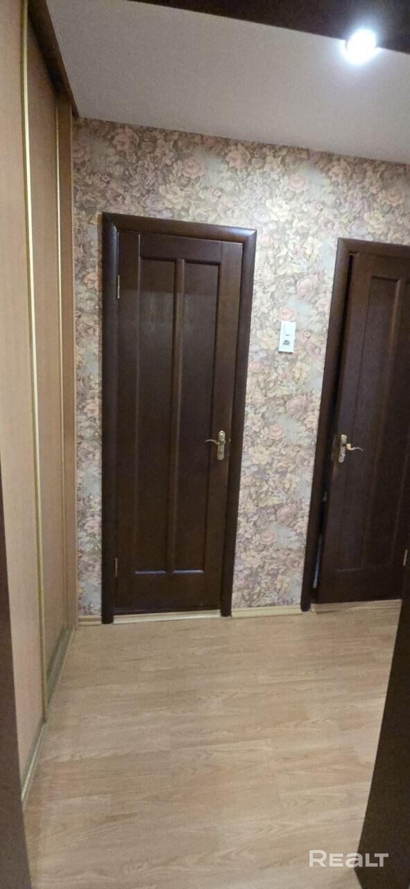 Сдам 2-комнатную квартиру в Серебрянке, Минск, ул. Плеханова 52/1, на длительный срок. Характеристики: 54 м² (жилая 28 м²), 2-й этаж, лоджия. Аккуратный ремонт, полная меблировка, техника, посуда – всё для проживания. Расположение: рядом школы, сады, велодорожка, Лошицкий парк, Акваминск, магазины, аптеки, кафе. Хорошая транспортная доступность. Условия: аренда от 1 года, договор, коммунальные платит арендатор, залог обсуждается. Без животных. Для ответственных, спокойных людей. - Więcej