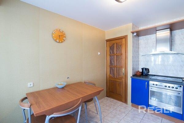 Сдаётся просторная 3-комнатная квартира в самом сердце города — у Комаровского рынка!. Квартира готова к заселению с 6 сентября. Хотите жить в центре событий, где всё рядом? Тогда это предложение для вас! Три отдельные большие комнаты, два балкона, удобная планировка. Большое количество окон. - Vista 4