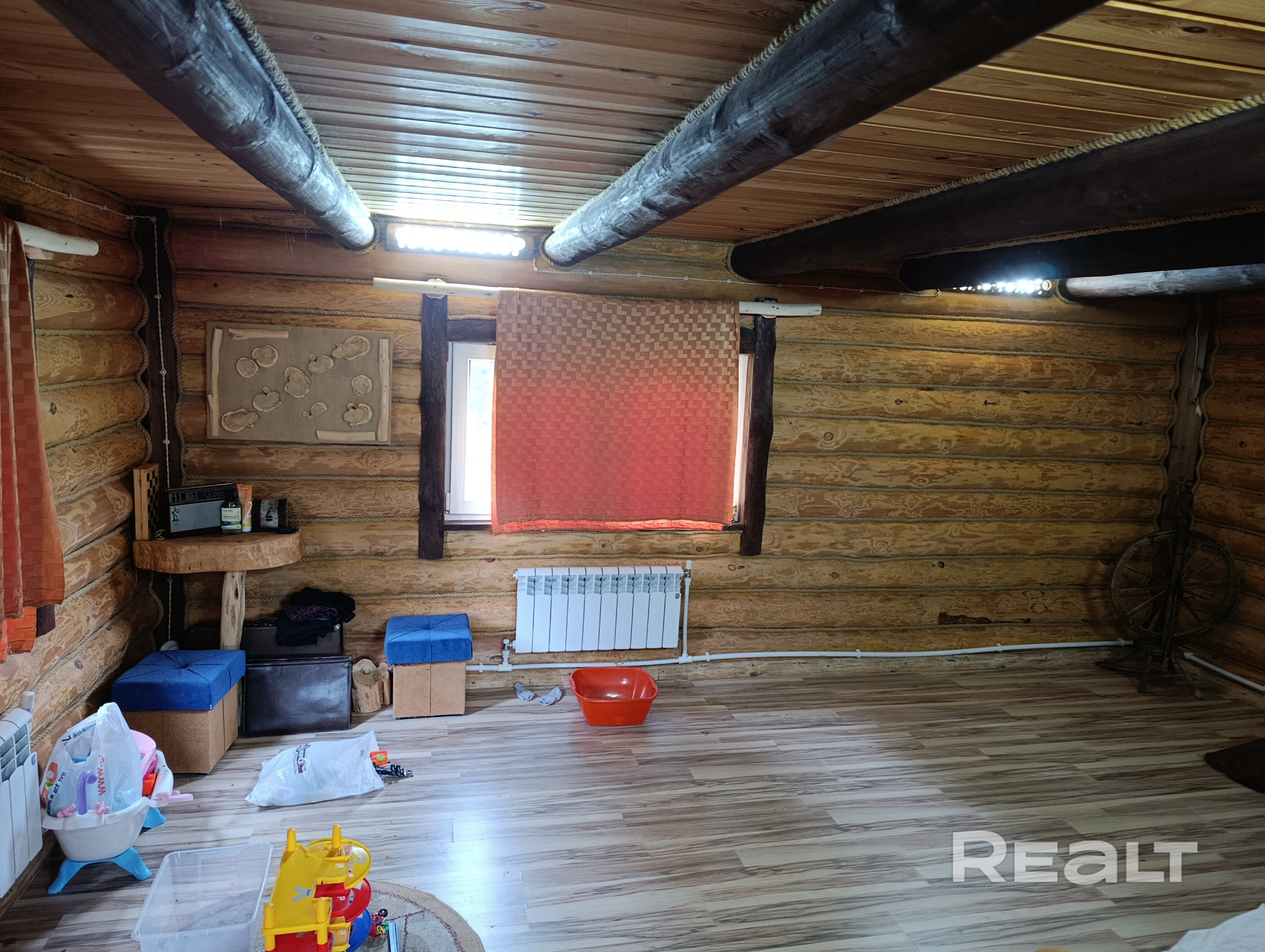 Продам дом, точнее 2 дома. Основной дом старый, но полностью подходит для проживания. Второй дом построен полностью из дерева и отделан деревом. На участке также есть баня, погреб, колодец, собственная скважина, сарай. Участок 20 соток, расположен в живописном месте, прямо возле леса. Газ подведен на участок. - Ansicht 6