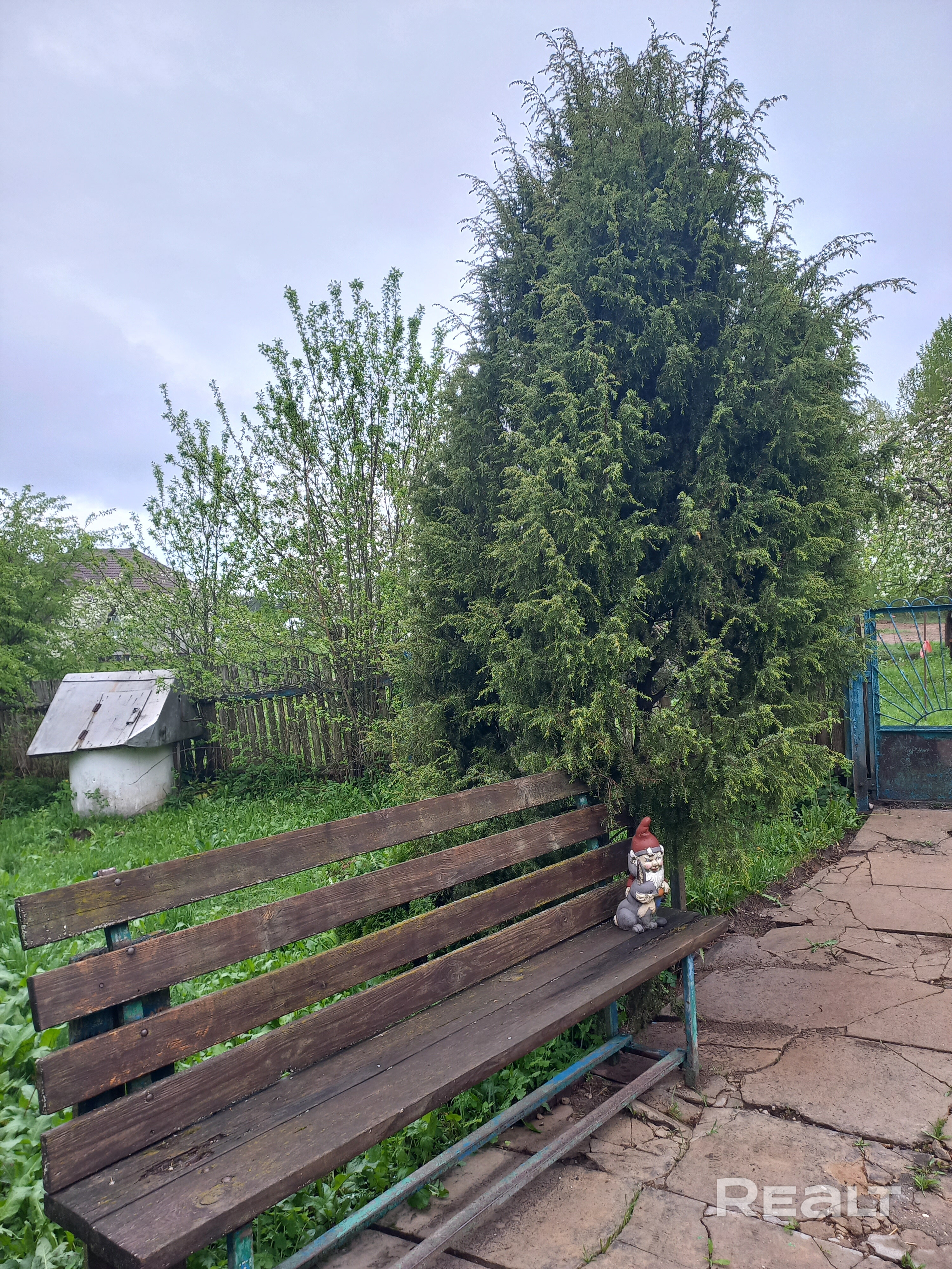 Продается дом, в живописном месте, рядом с музеем М. Богдановича и его знаменитой крыницей в д. Ракутевщина. Дом для тех, кто устал от суеты, там где отдыхает душа. Крепкий, добротный дом. Имеются хозпостройки, яблоневый сад. Отопление печное, газ, есть возможность подключения к центральному газоснабжению, колодец с чистейшей водой, к дому подведено центральное водоснабжение, телефон, оптоволокно. Недалеко располагается п. Чисть, а также ж/д станция Уша и трасса Минск-Молодечно. – pohled 6