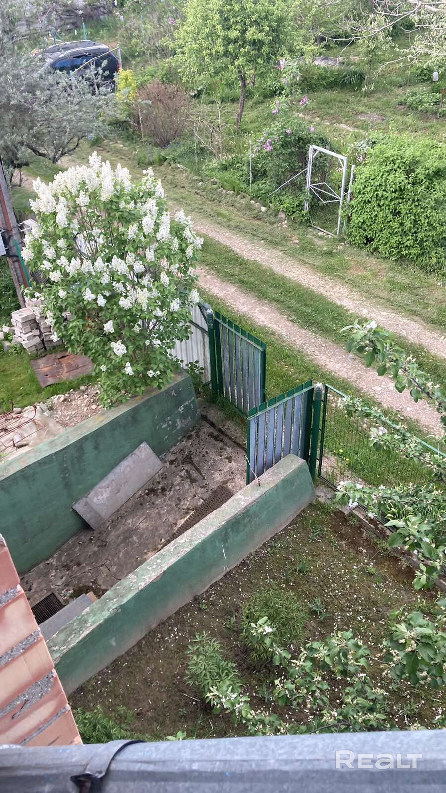Дом двухэтажный в хорошем состоянии , стены кирпич-блок внутри отделка вагонкой. На участке хоз/постройка с туалетом , душевая проведено электричество, вода сезонная. Хорошая транспортная доступность 800 метров от ж/д станции. - Więcej