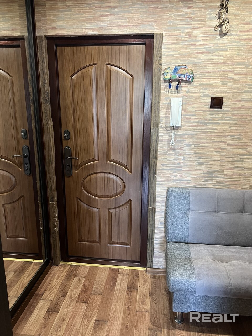 Продаётся 1-х комнатная квартира в Центральном районе по адресу ул. Выготского 37. Комфортный 3 этаж. В доме есть лифт. В шаговой доступности дет сад, магазин, почта, пункт выдачи WB. В квартире есть все необходимое для комфортного проживания. - Mehr