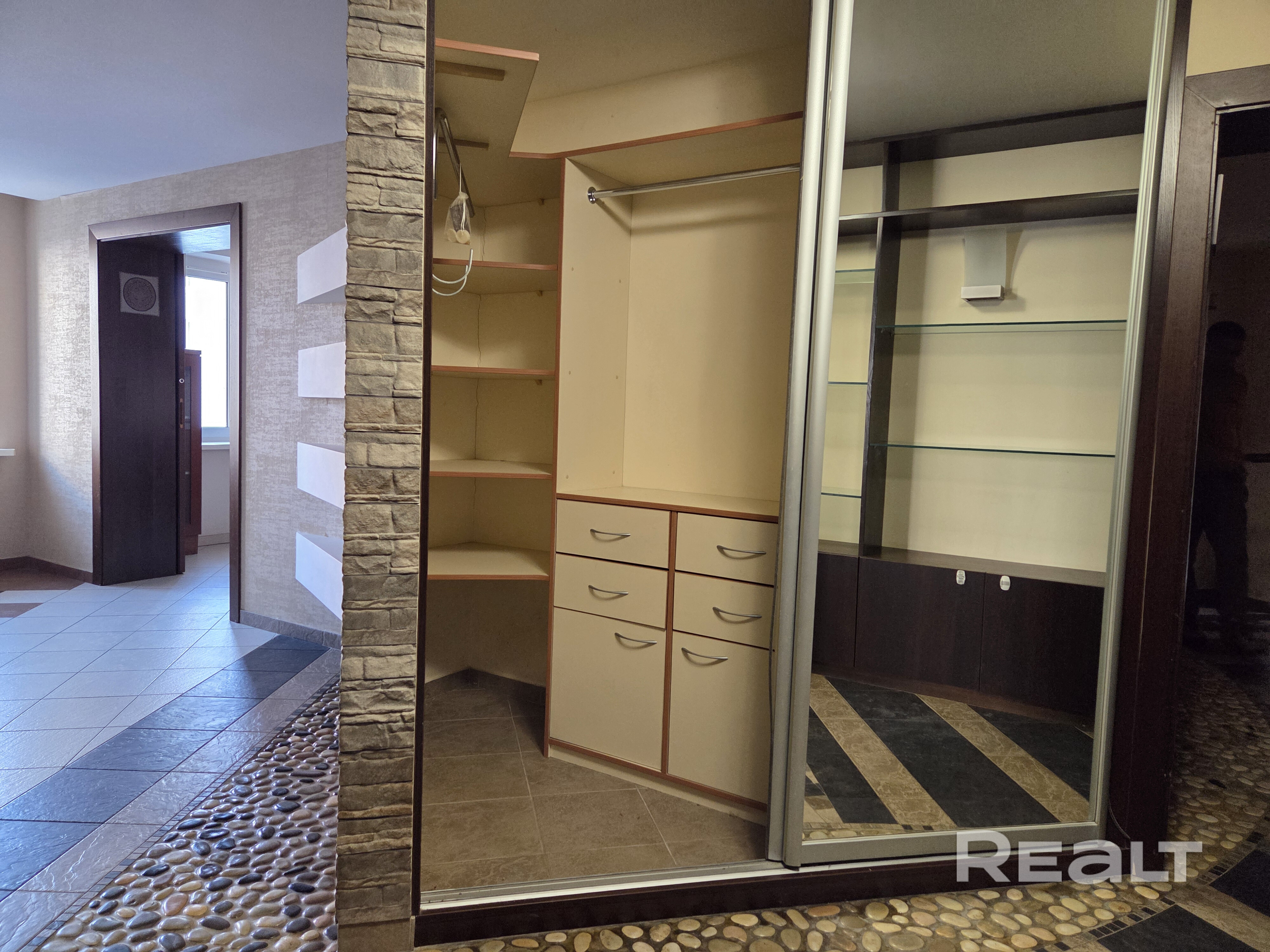 Продаётся 3-комнатная квартира 98м.кв. по СНБ в зеленом, экологически чистом, обжитом микрорайоне Уручье. Квартира находится на 3-ем этаже 5-ти этажного кирпичного дома 2004 года постройки. Дом расположен в 7-и минутах ходьбы от станции метро "Уручье". Рядом всё для комфортного проживания.Вся инфраструктура находится в шаговой доступности. С мебелью,готова к проживанию. Рядом с домом станции для зарядки электромобилей. Приглашаем на просмотр квартиры в удобное для вас время. Звоните! - Ansicht 4