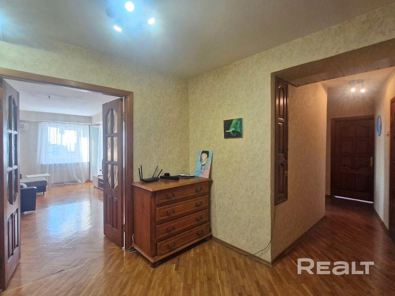 Сдаётся просторная 3-комнатная квартира в самом сердце города — у Комаровского рынка!. Квартира готова к заселению с 6 сентября. Хотите жить в центре событий, где всё рядом? Тогда это предложение для вас! Три отдельные большие комнаты, два балкона, удобная планировка. Большое количество окон. - Vista 6