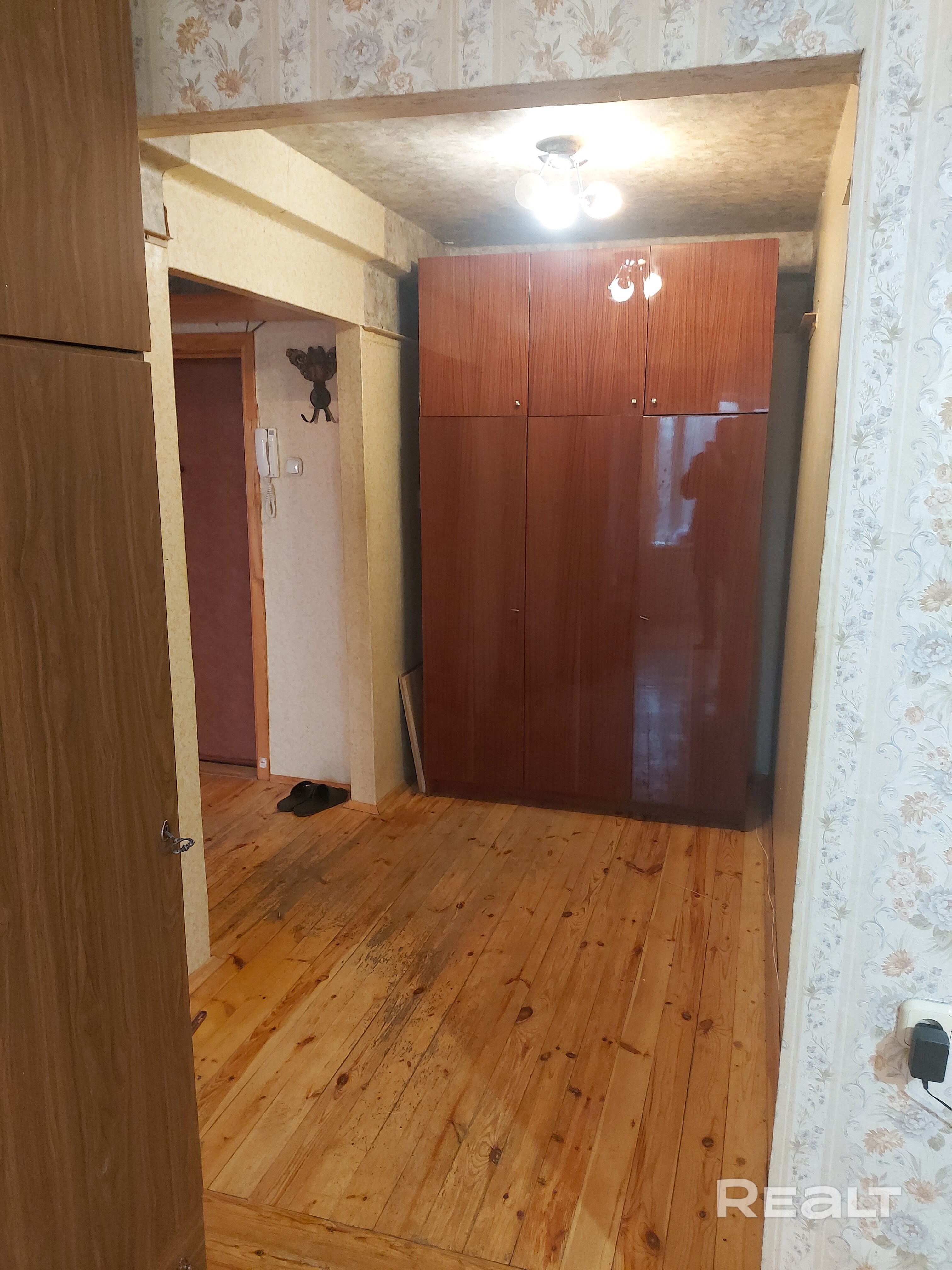 Сдам однокомнатную квартиру на длительный срок в шаговой доступности от Медуниверситета и станции метро Петровщина. Рядом т/ц Титан, универсамы Грин и Евроопт, парк Павлова. Квартира тихая, окна во двор. В квартире есть мебель и бытовая техника. Готова к проживанию. Сдаётся на длительный срок китайским студентам. Рассмотрю другие варианты. Предоплата вперёд за два месяца. - Widok 5