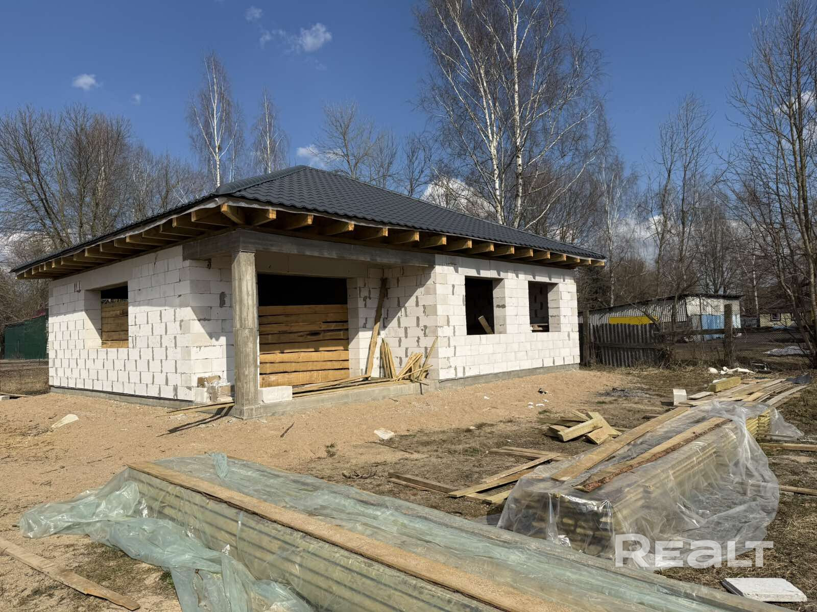 Участок куплен с аукциона в частную собственность. На строительство дома имеется полный проект со всей документацией вплоть до лампочек ! На данном этапе строительства стоят только несущие стены , возможно перепланировка 1)Фундамент - монолитная плита толщиной 300мм 2)Стены из газосиликата толщина 400мм 3)Крыша металлочерепица премиум , производство Скайпрофиль. 4)Рядом с участком асфальтированная дорога 5)Развитая инфраструктура : Рядом Школа №4 ;Детский сад № 3 ; Продуктовые магазины . - Widok 3