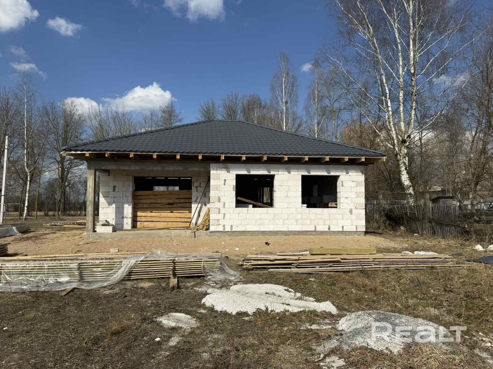 Участок куплен с аукциона в частную собственность. На строительство дома имеется полный проект со всей документацией вплоть до лампочек ! На данном этапе строительства стоят только несущие стены , возможно перепланировка 1)Фундамент - монолитная плита толщиной 300мм 2)Стены из газосиликата толщина 400мм 3)Крыша металлочерепица премиум , производство Скайпрофиль. 4)Рядом с участком асфальтированная дорога 5)Развитая инфраструктура : Рядом Школа №4 ;Детский сад № 3 ; Продуктовые магазины . - Widok 4