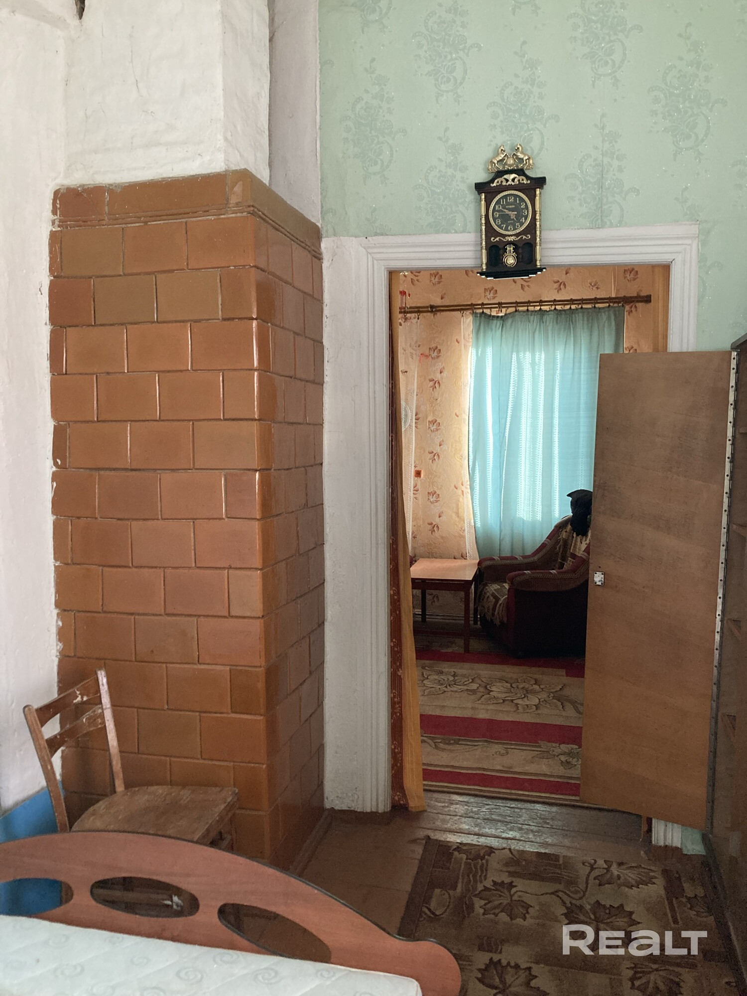 Продается квартира/ полдома в жилом доме. В центре Воложина , в красивом месте с полной инфраструктурой. На ул. Советская, 26 напротив городского фонтана. Дом на б/бетоном фундаменте -подвал глубина 3 метра теплый, высота потолков в квартире 3 метра, окна ПВХ, Кухня в пристройке с газовым баллоном. Вода -центральный водопровод на кухне. Газоснабжение введено в дом. С/у на улице, центральная канализация по улице. Участок-земля в аренде до 2064г – pohled 3