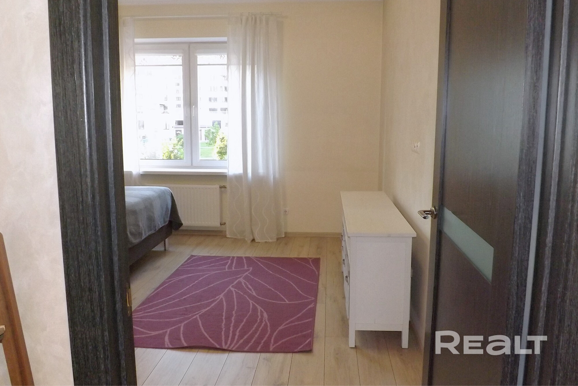 Сдаётся просторная 2-комнатная квартира 70 м² в ЖК «Маяк Минска». 2-й этаж, окна на две стороны, тихий двор, приятные соседи. Две изолированные спальни, кухня-гостиная 17 м², лоджия с панорамным остеклением. Полностью готова к проживанию: посудомоечная и стиральная машины, сушильная машина, бойлер, тёплый пол, интернет. До метро «Восток» 3–8 минут пешком, рядом Dana Mall, лес и прогулочные зоны. Низкий коммунальный платеж. Долгосрочная аренда,для некурящих. Можно с животными по согласованию. - Ansicht 6