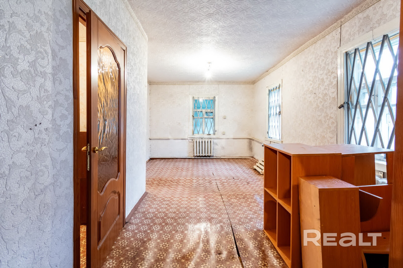 Продается 1/2 дома и участка. Возможна продажа второй доли. Дом 70,8 м2 в центральной части города Минска по ул. Вирская, 9 (ст. м. Институт культуры) Земельный участок - 7,2 сотки (пожизненное наследуемое владение и пользование) На участке находится жилая отапливаемая пристройка 29,6м2, кирпичный гараж на 2 машины. В домах имеется природный газ, центральное водоснабжение, отопление. Участок огорожен забором из металлопрофиля и сетки. Дома требуют ремонта. Разрешена законная реконструкция домов. - Ansicht 5