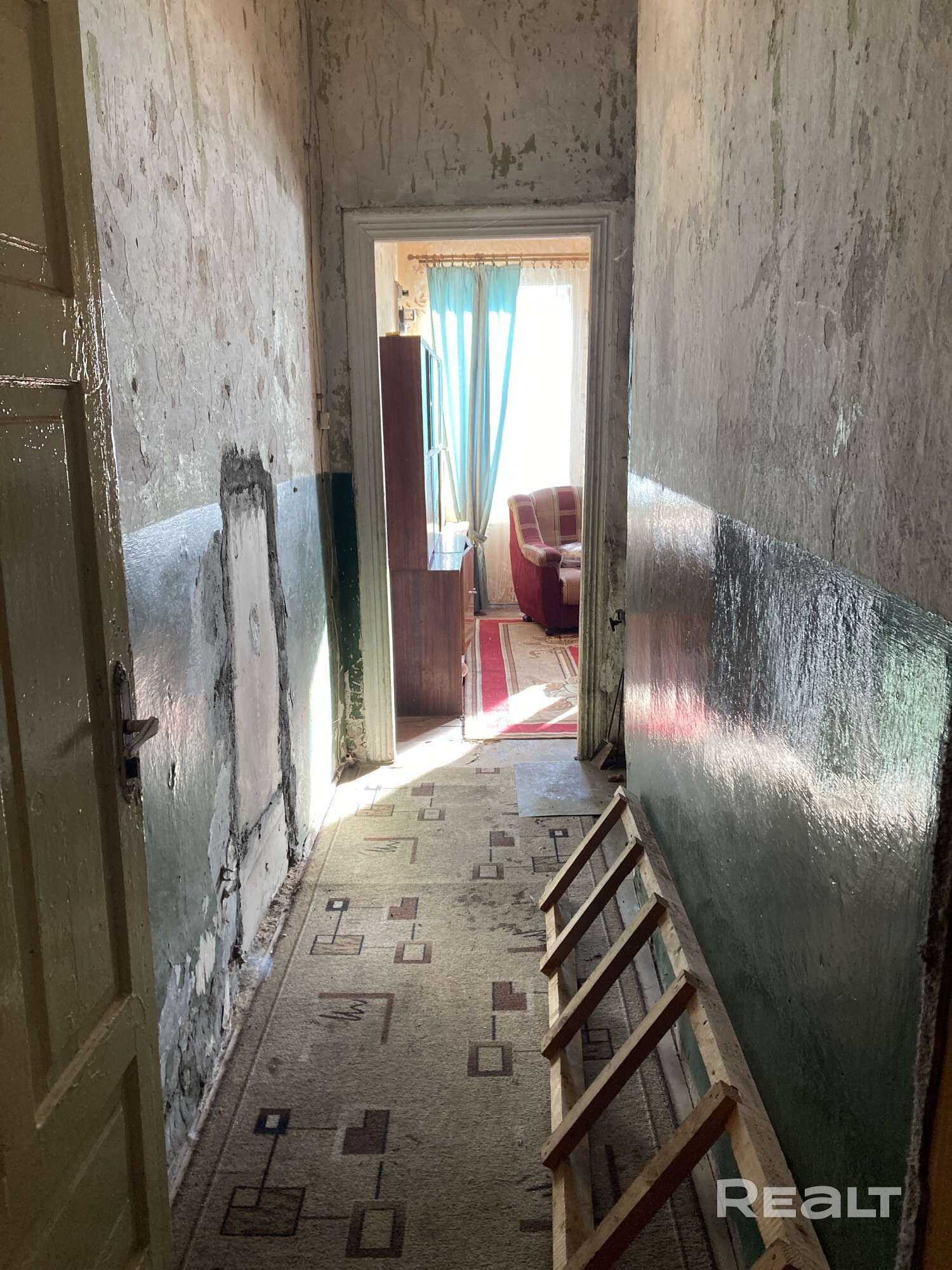 Продается квартира/ полдома в жилом доме. В центре Воложина , в красивом месте с полной инфраструктурой. На ул. Советская, 26 напротив городского фонтана. Дом на б/бетоном фундаменте -подвал глубина 3 метра теплый, высота потолков в квартире 3 метра, окна ПВХ, Кухня в пристройке с газовым баллоном. Вода -центральный водопровод на кухне. Газоснабжение введено в дом. С/у на улице, центральная канализация по улице. Участок-земля в аренде до 2064г – pohled 4