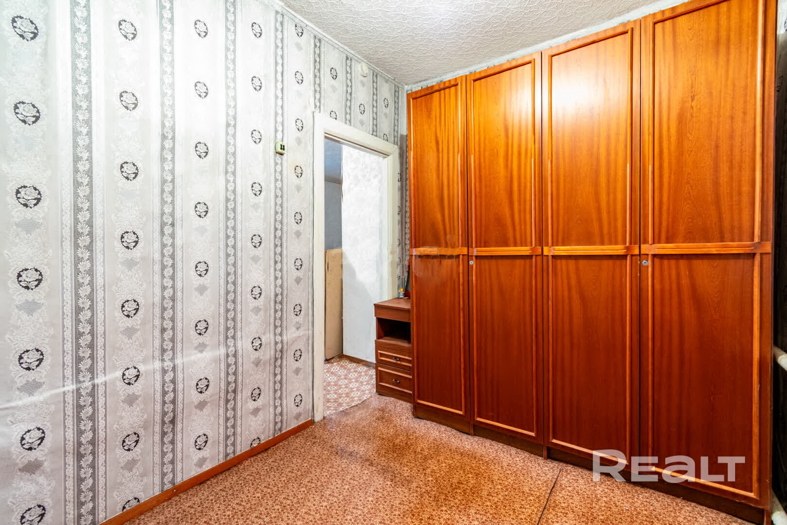 Продается 1/2 дома и участка. Возможна продажа второй доли. Дом 70,8 м2 в центральной части города Минска по ул. Вирская, 9 (ст. м. Институт культуры) Земельный участок - 7,2 сотки (пожизненное наследуемое владение и пользование) На участке находится жилая отапливаемая пристройка 29,6м2, кирпичный гараж на 2 машины. В домах имеется природный газ, центральное водоснабжение, отопление. Участок огорожен забором из металлопрофиля и сетки. Дома требуют ремонта. Разрешена законная реконструкция домов. - Mehr
