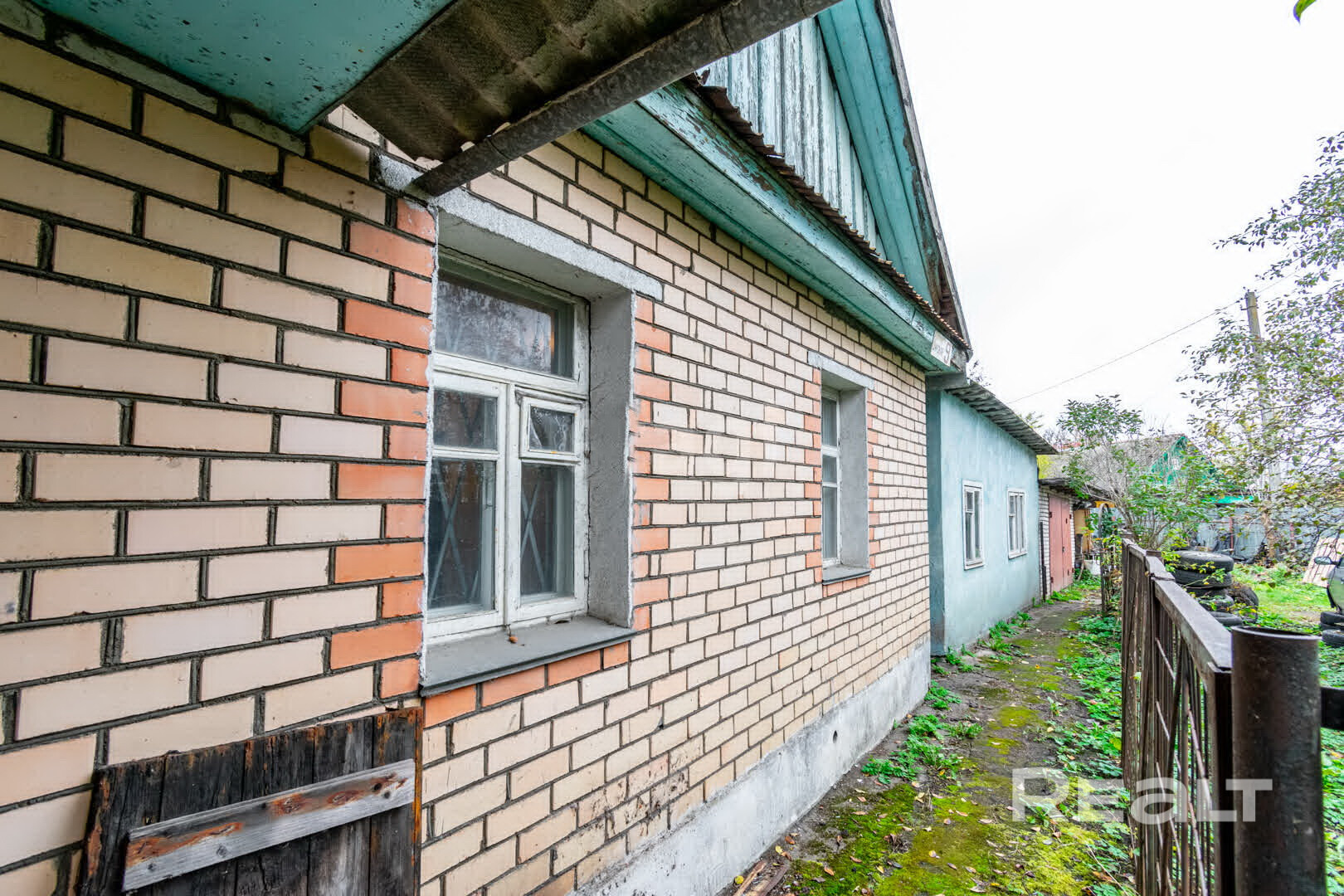 Продается 1/2 дома и участка. Возможна продажа второй доли. Дом 70,8 м2 в центральной части города Минска по ул. Вирская, 9 (ст. м. Институт культуры) Земельный участок - 7,2 сотки (пожизненное наследуемое владение и пользование) На участке находится жилая отапливаемая пристройка 29,6м2, кирпичный гараж на 2 машины. В домах имеется природный газ, центральное водоснабжение, отопление. Участок огорожен забором из металлопрофиля и сетки. Дома требуют ремонта. Разрешена законная реконструкция домов. - Ansicht 4