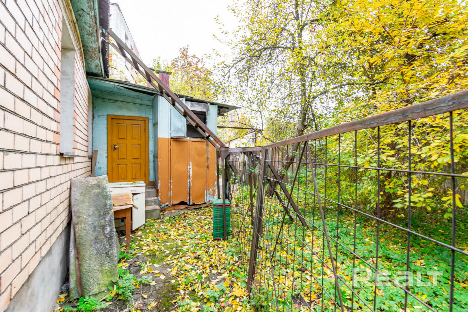 Продается 1/2 дома и участка. Возможна продажа второй доли. Дом 70,8 м2 в центральной части города Минска по ул. Вирская, 9 (ст. м. Институт культуры) Земельный участок - 7,2 сотки (пожизненное наследуемое владение и пользование) На участке находится жилая отапливаемая пристройка 29,6м2, кирпичный гараж на 2 машины. В домах имеется природный газ, центральное водоснабжение, отопление. Участок огорожен забором из металлопрофиля и сетки. Дома требуют ремонта. Разрешена законная реконструкция домов. - Ansicht 3