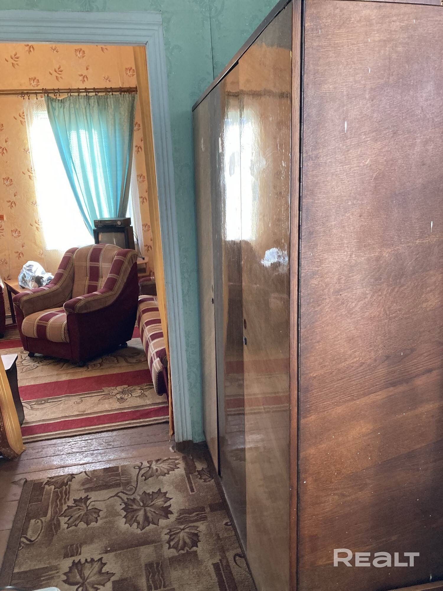 Продается квартира/ полдома в жилом доме. В центре Воложина , в красивом месте с полной инфраструктурой. На ул. Советская, 26 напротив городского фонтана. Дом на б/бетоном фундаменте -подвал глубина 3 метра теплый, высота потолков в квартире 3 метра, окна ПВХ, Кухня в пристройке с газовым баллоном. Вода -центральный водопровод на кухне. Газоснабжение введено в дом. С/у на улице, центральная канализация по улице. Участок-земля в аренде до 2064г – pohled 5