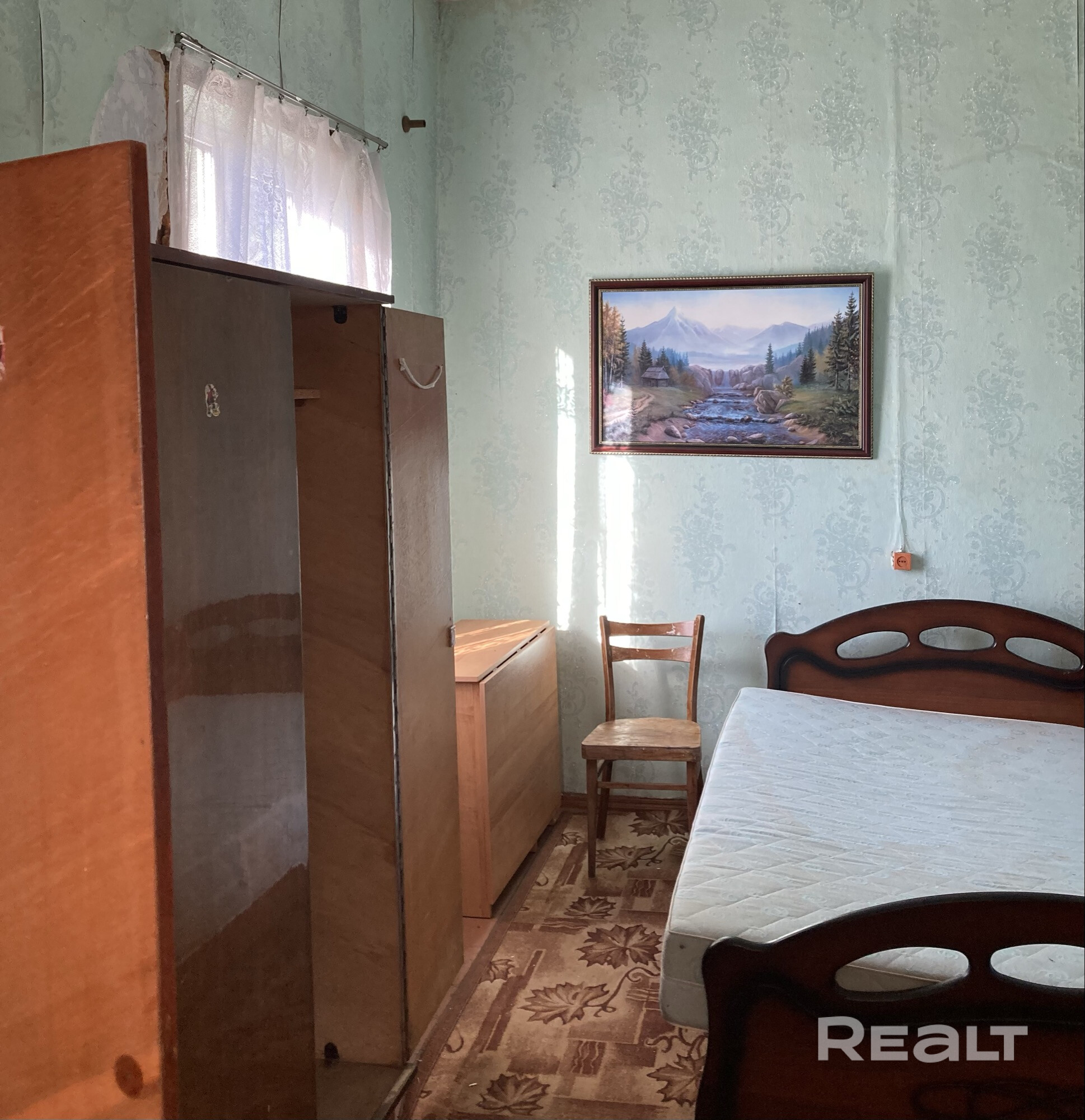 Продается квартира/ полдома в жилом доме. В центре Воложина , в красивом месте с полной инфраструктурой. На ул. Советская, 26 напротив городского фонтана. Дом на б/бетоном фундаменте -подвал глубина 3 метра теплый, высота потолков в квартире 3 метра, окна ПВХ, Кухня в пристройке с газовым баллоном. Вода -центральный водопровод на кухне. Газоснабжение введено в дом. С/у на улице, центральная канализация по улице. Участок-земля в аренде до 2064г – pohled 6