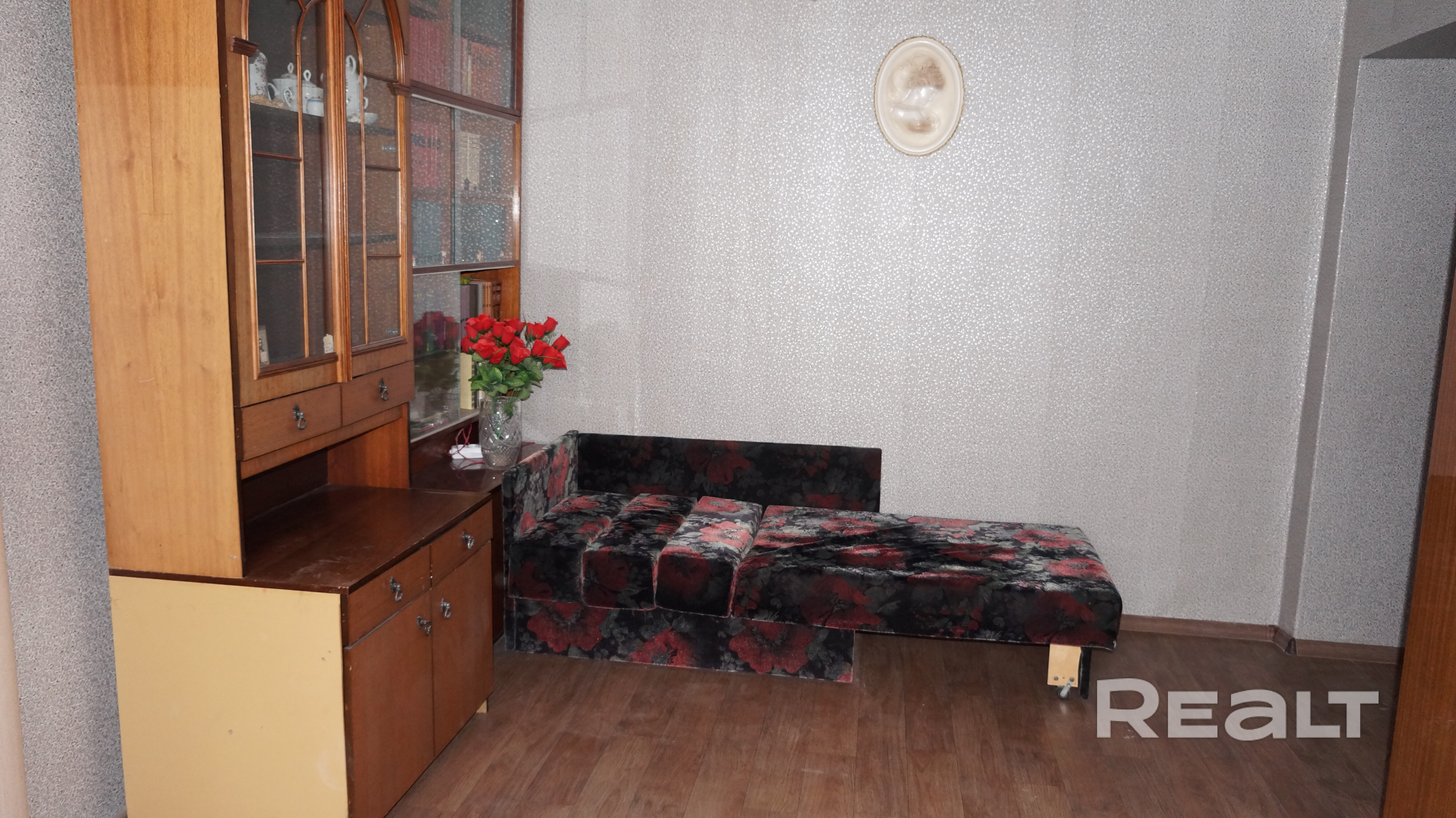 Продается 2 комнаты в 3-комнатной квартире с хорошей локацией, в районе площади Ванеева, не далеко от центра города! Площадь комнат - 17 м., 12,3 м. и балкон 3,6 м., что составляет 71/100 доли от общей квартиры! Рядом парк, гимназия, дет. сад сад, стадион с различными оздоровительными площадками, спортивными секциями. В настоящее время делаются небольшие дополнения по ремонту. Планировка позволяет сделать раздельный вход и полностью разделить на две квартиры! - Ansicht 6