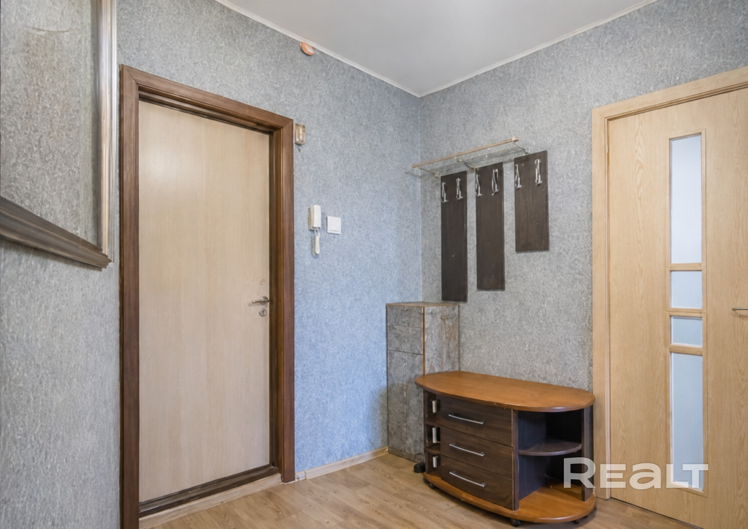 Продаётся уютная 2-комнатная квартира на 3-м этаже 9-этажного дома. Готовый вариант для комфортного проживания. Развитая инфраструктура: рядом школы, гимназия, детские сады, продуктовые магазины и оздоровительный центр «Мандарин». Окна выходят во двор — тихо и зелено. Удобная парковка для автомобиля. Квартира в хорошем состоянии, с раздельными комнатами (чешская планировка). Вся встроенная мебель остаётся — заезжай и живи!АГЕНСТВО ПРОСЬБА НЕ БЕСПОКОИТЬ. - Altro